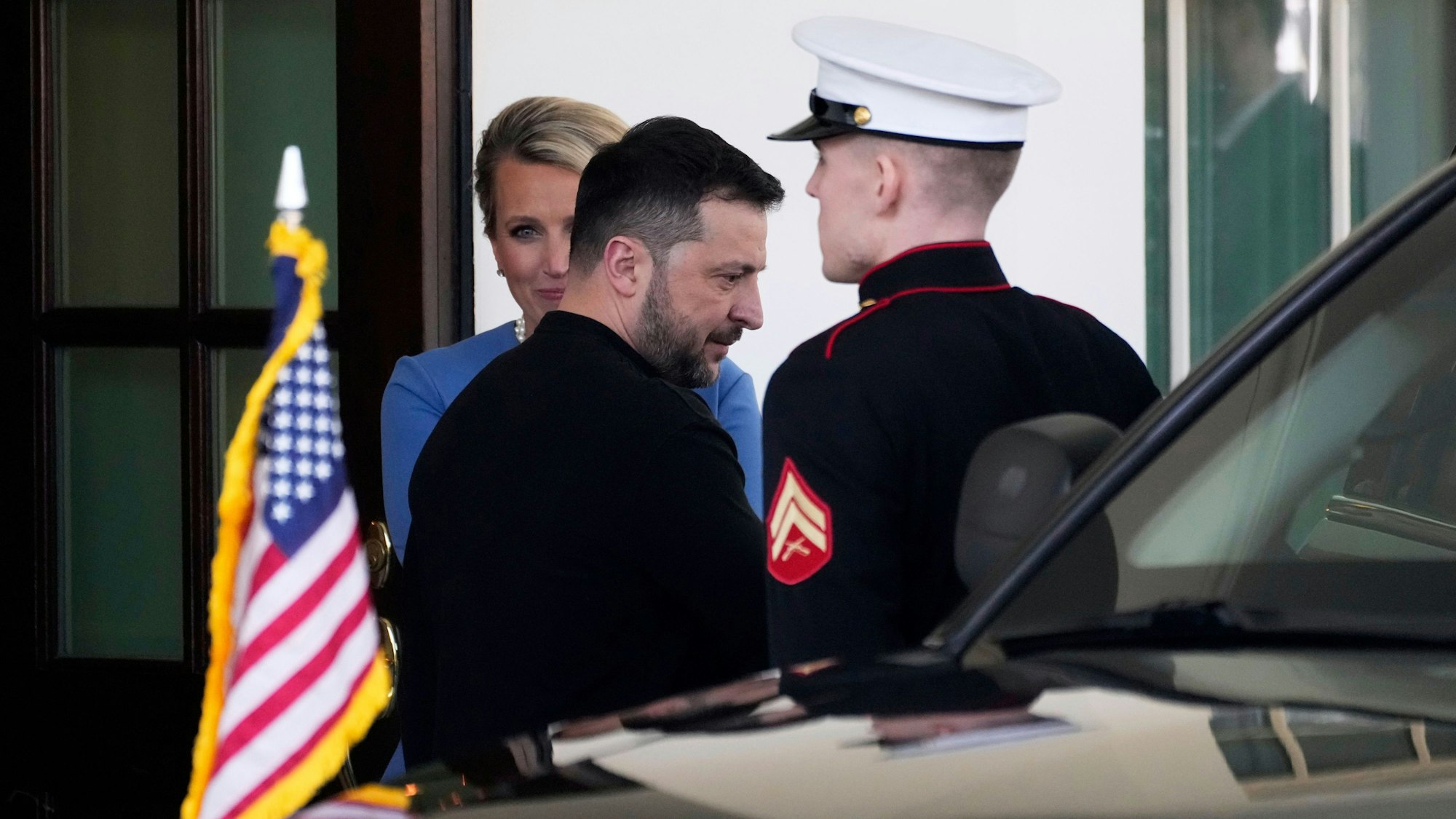 Der ukrainische Präsident Wolodymyr Selenskyj (M) verlässt das Weiße Haus.