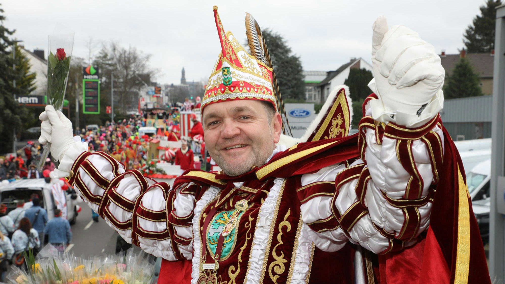 In der Kölner Straße ist ein Prinz auf einem Prinzenwagen zu sehen.