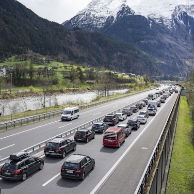 Der Oster-Reiseverkehr auf der Autobahn A2 vor dem Gotthardtunnel zwischen Göschenen und Erstfeld in Richtung Süden staut sich bei Erstfeld auf mehrere Kilometer Länge.