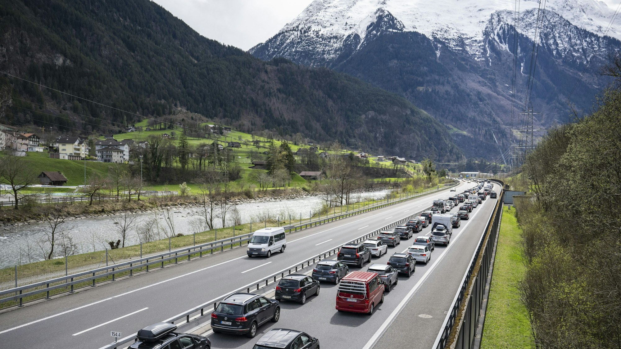 Der Oster-Reiseverkehr auf der Autobahn A2 vor dem Gotthardtunnel zwischen Göschenen und Erstfeld in Richtung Süden staut sich bei Erstfeld auf mehrere Kilometer Länge.