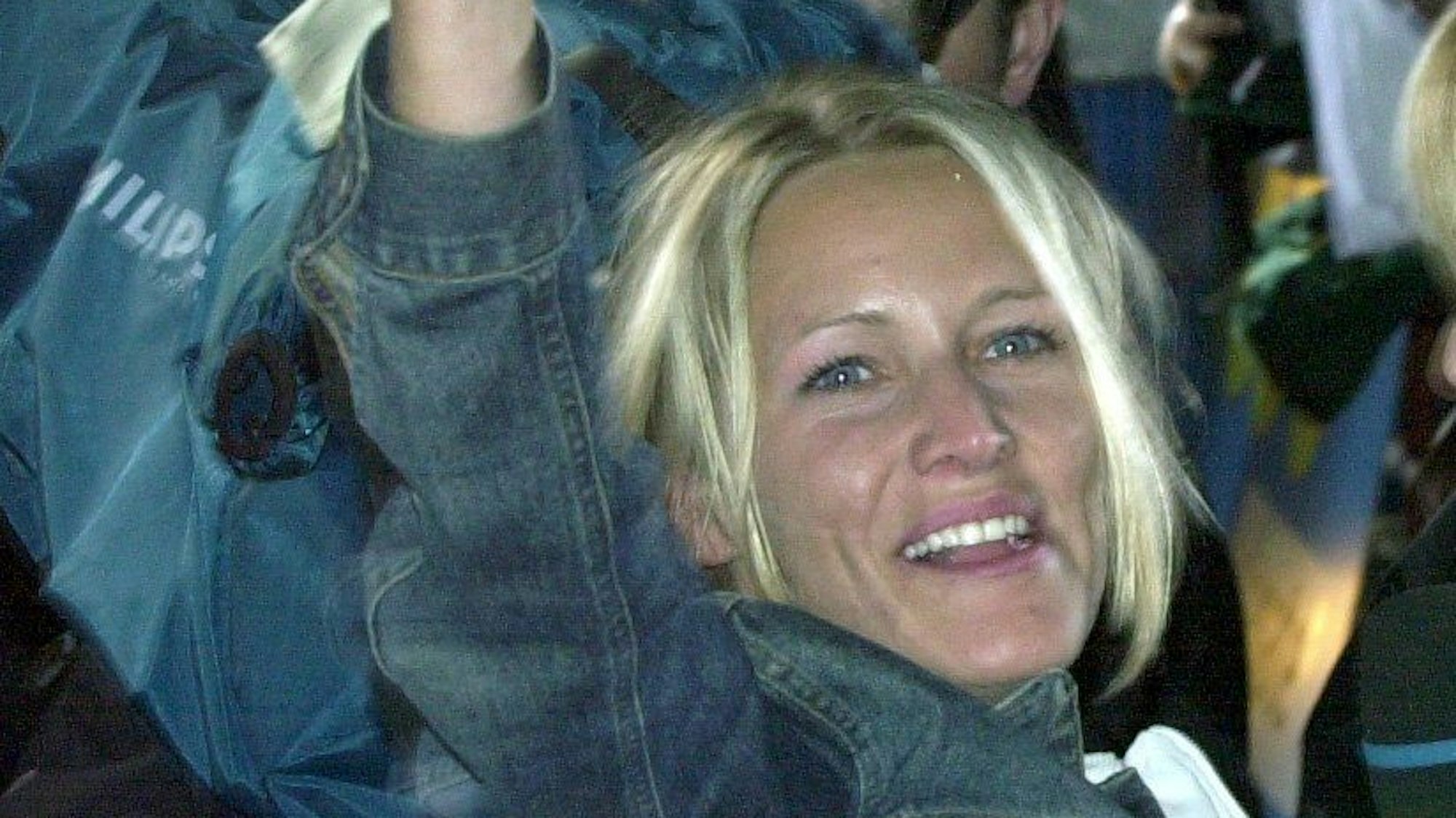 Verena verlässt das „Big Brother“-Haus und winkt.