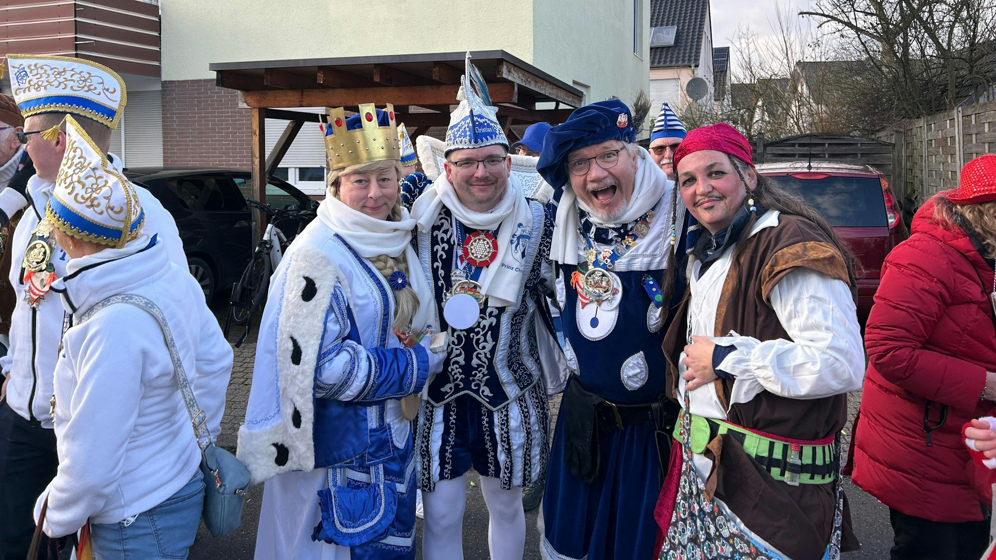 Das Troisdorfer Dreigestirn im blauen Ornat.