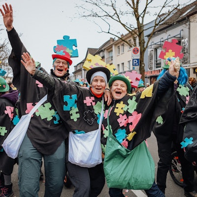 Menschen auf Karnevalszug