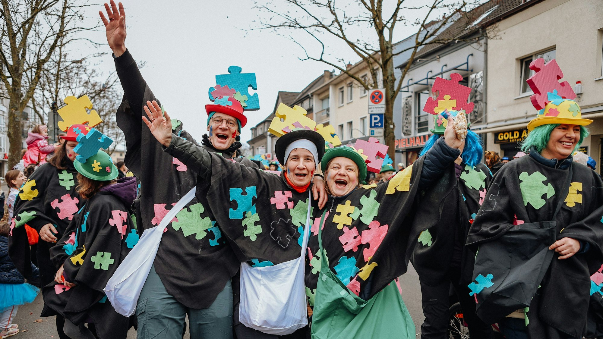 Menschen auf Karnevalszug