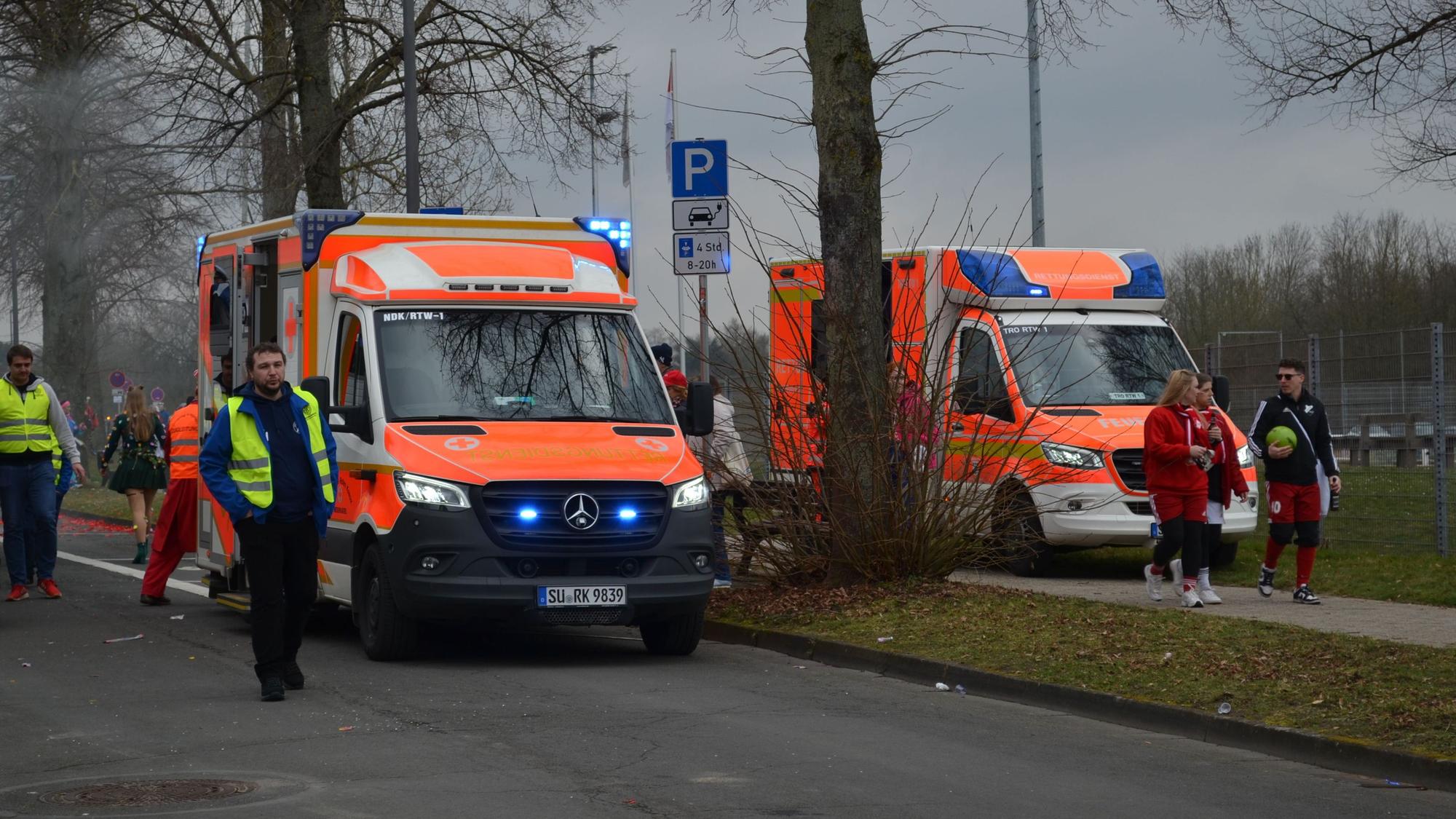 Zwei Rettungswagen und Helfer in Warnwesten an der Straße.