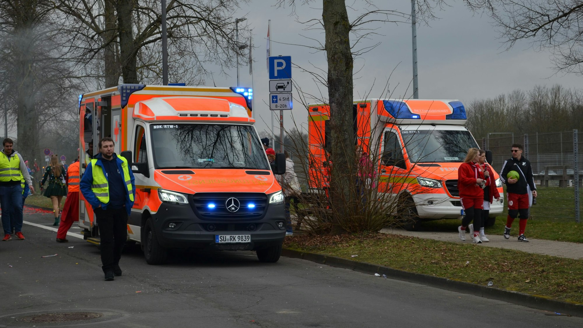 Zwei Rettungswagen und Helfer in Warnwesten an der Straße.