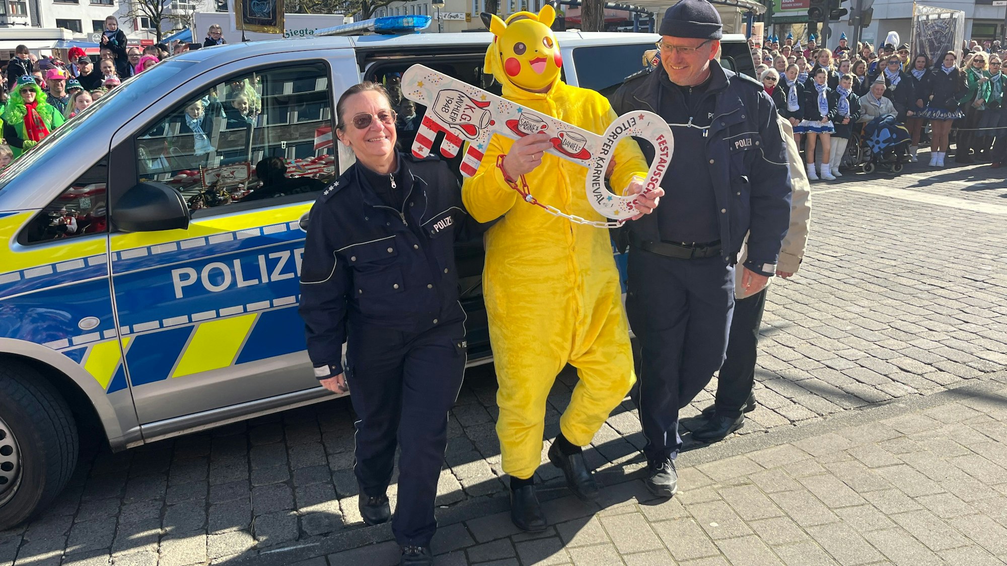 Bürgermeister Rainer Viehof konnte der Macht der Karnevalisten nicht standhalten.