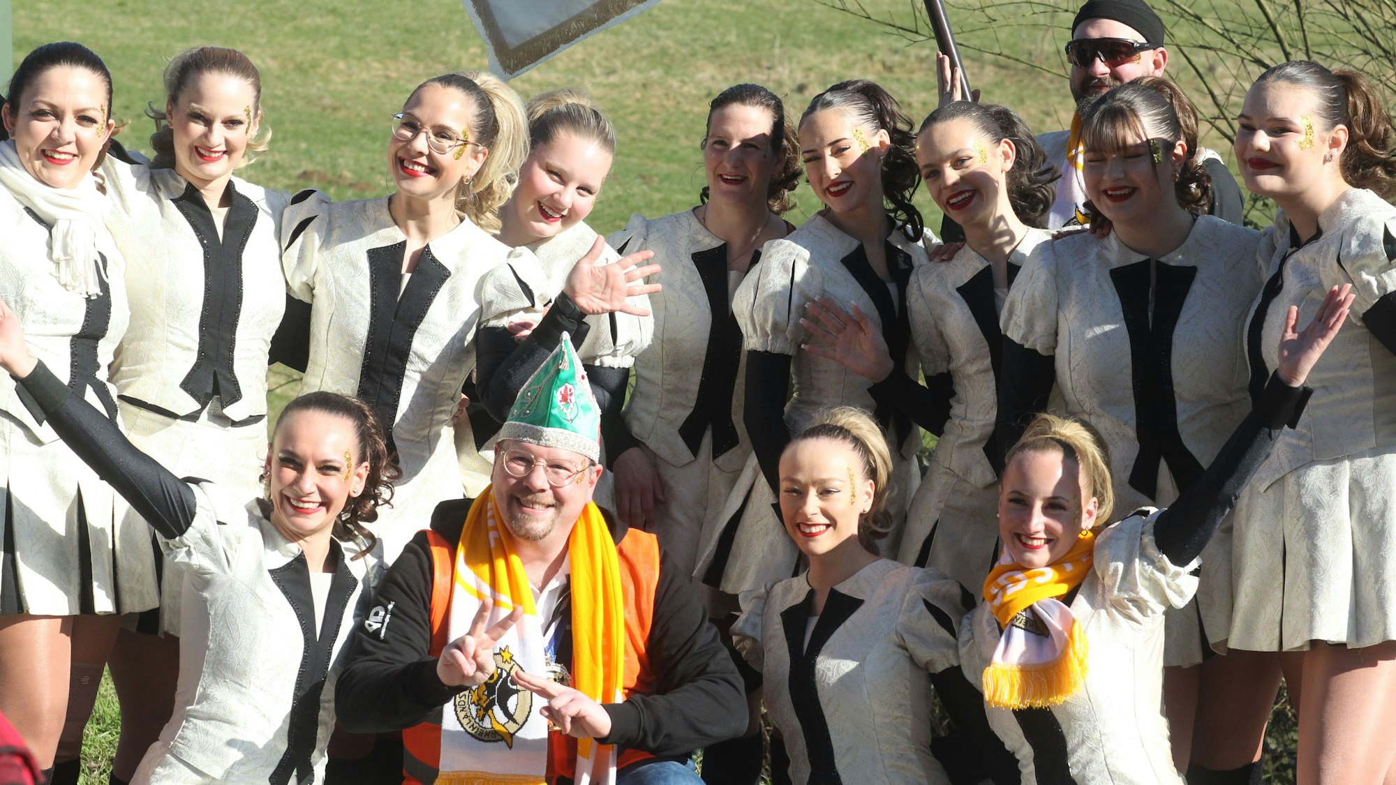 Vorsitzender und Wagenengel der Rheinlandsterne aus Lohmar, Marcel Steeger, freut sich auf das Gruppenbild an der Bushaltestelle Albach.