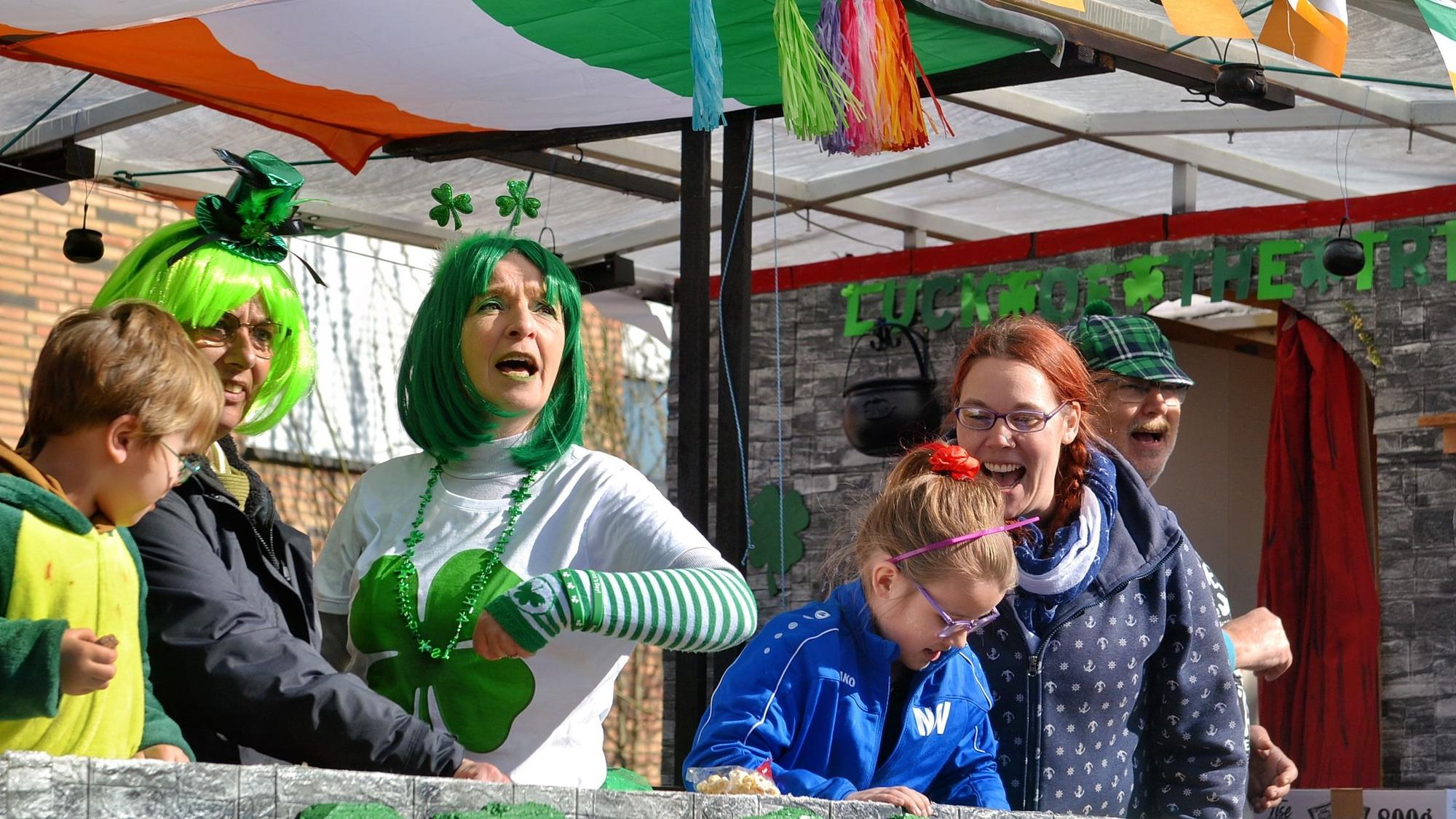 Internationales Flair brachte die Kämmerling-Truppe mit ihrem Saint-Patrick's-Day-Wagen.