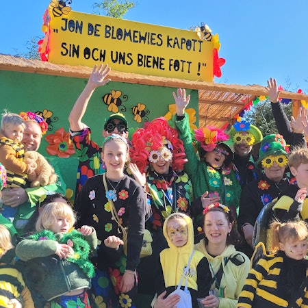 Als Blumenwiesen und Bienen waren Kinder und Erwachsene von den „Jecken Höhnern“ im Forsbacher Karnevalszug unterwegs.