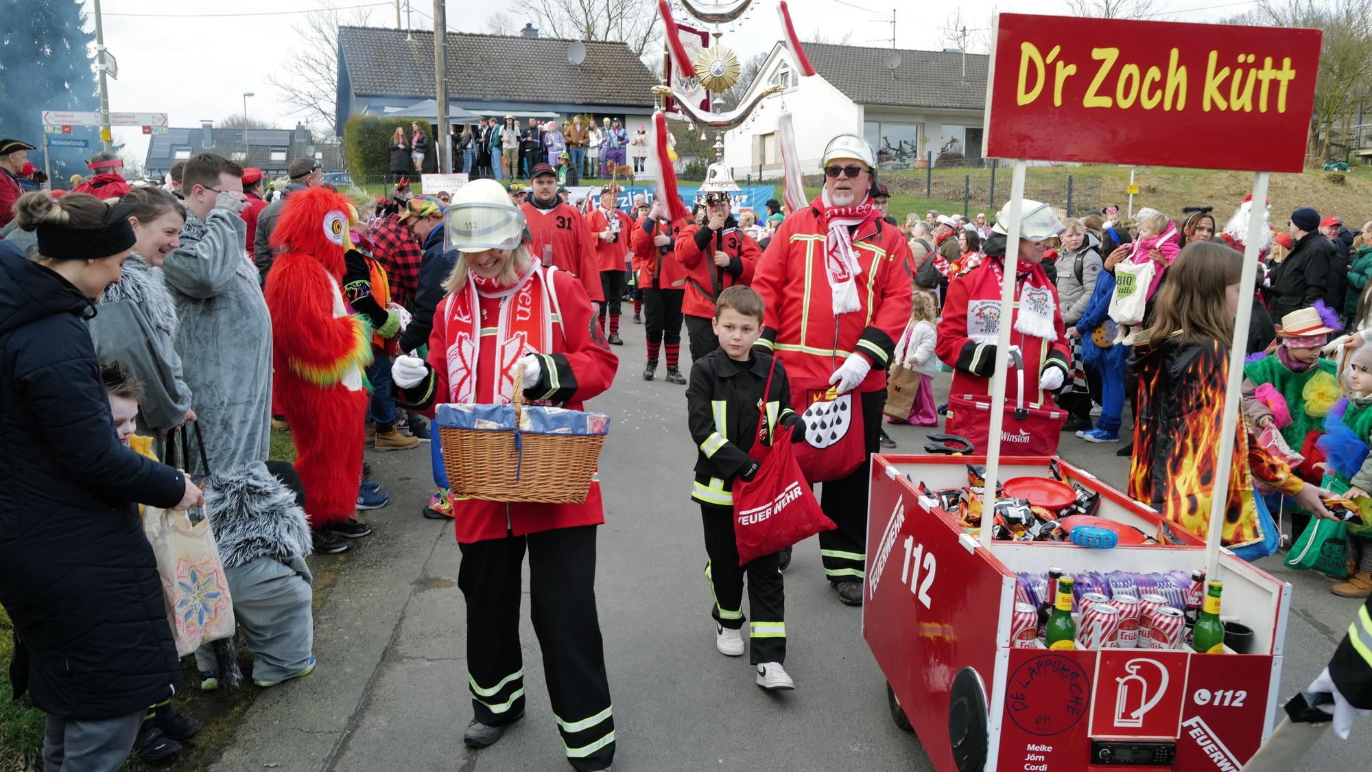 An der Spitze des Zuges in Pohlhausen geht traditionell die „Feuerwehr“-Gruppe.