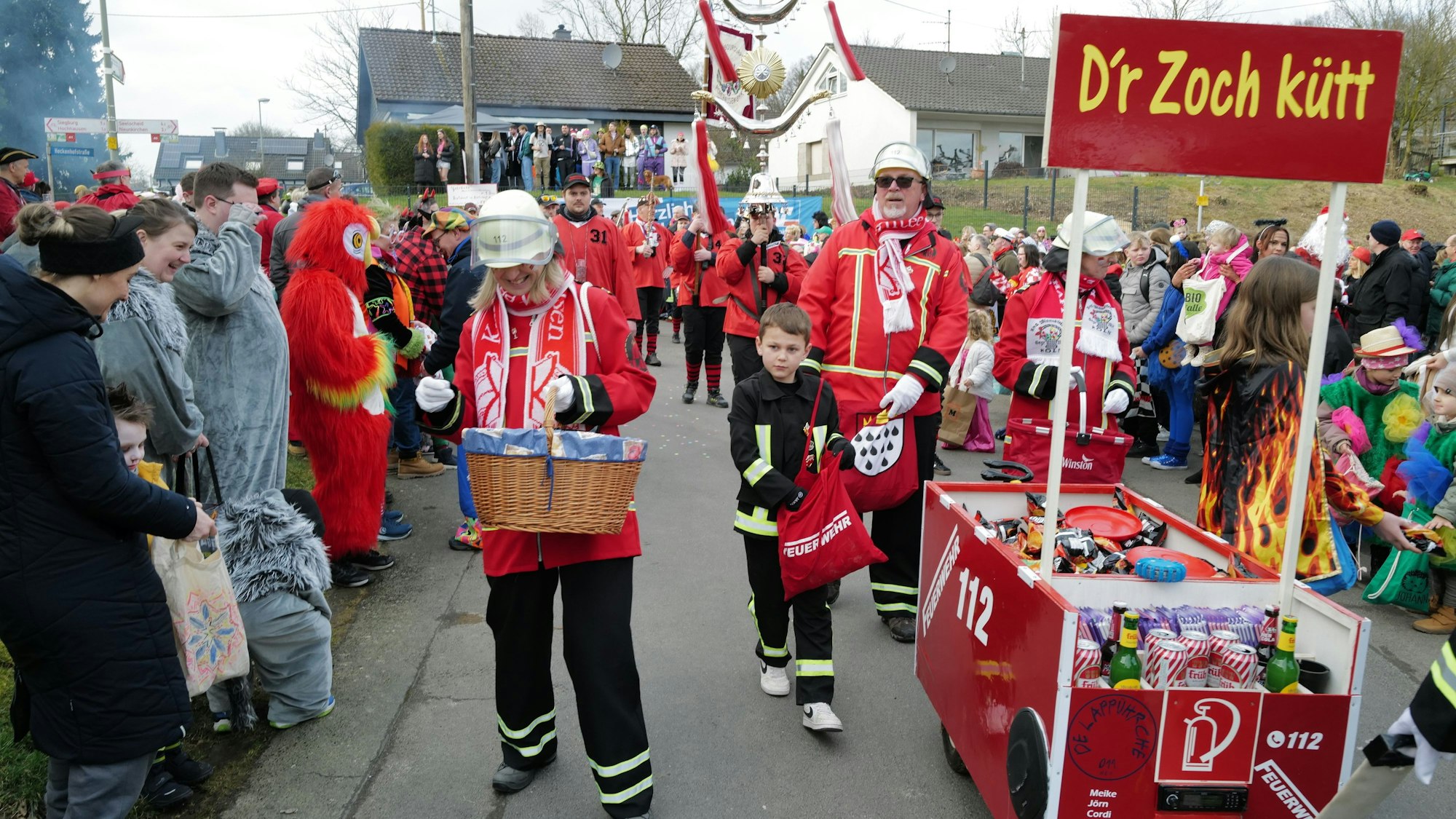 An der Spitze des Zuges in Pohlhausen geht traditionell die „Feuerwehr“-Gruppe.