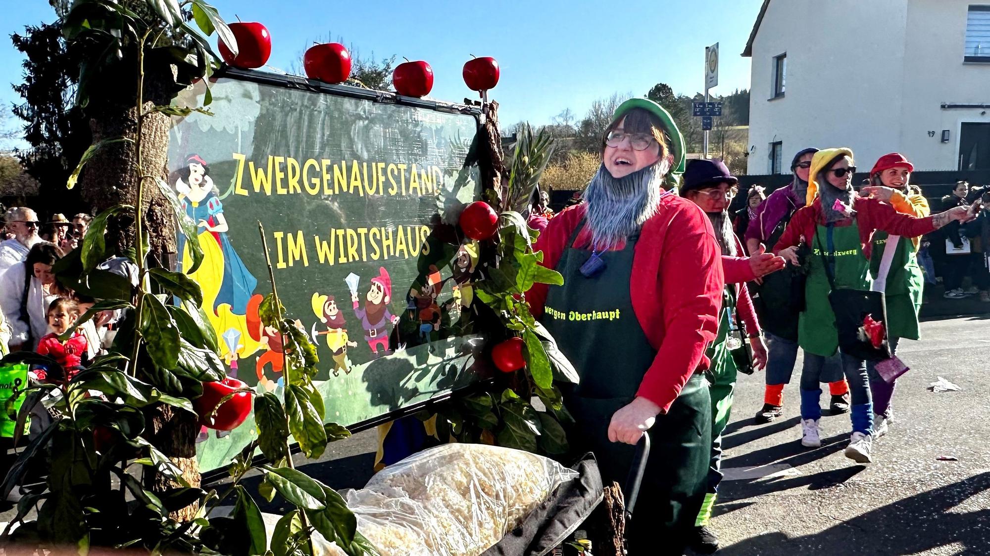 Eine Fußgruppe im Karnevalszug, als Zwerge verkleidet.