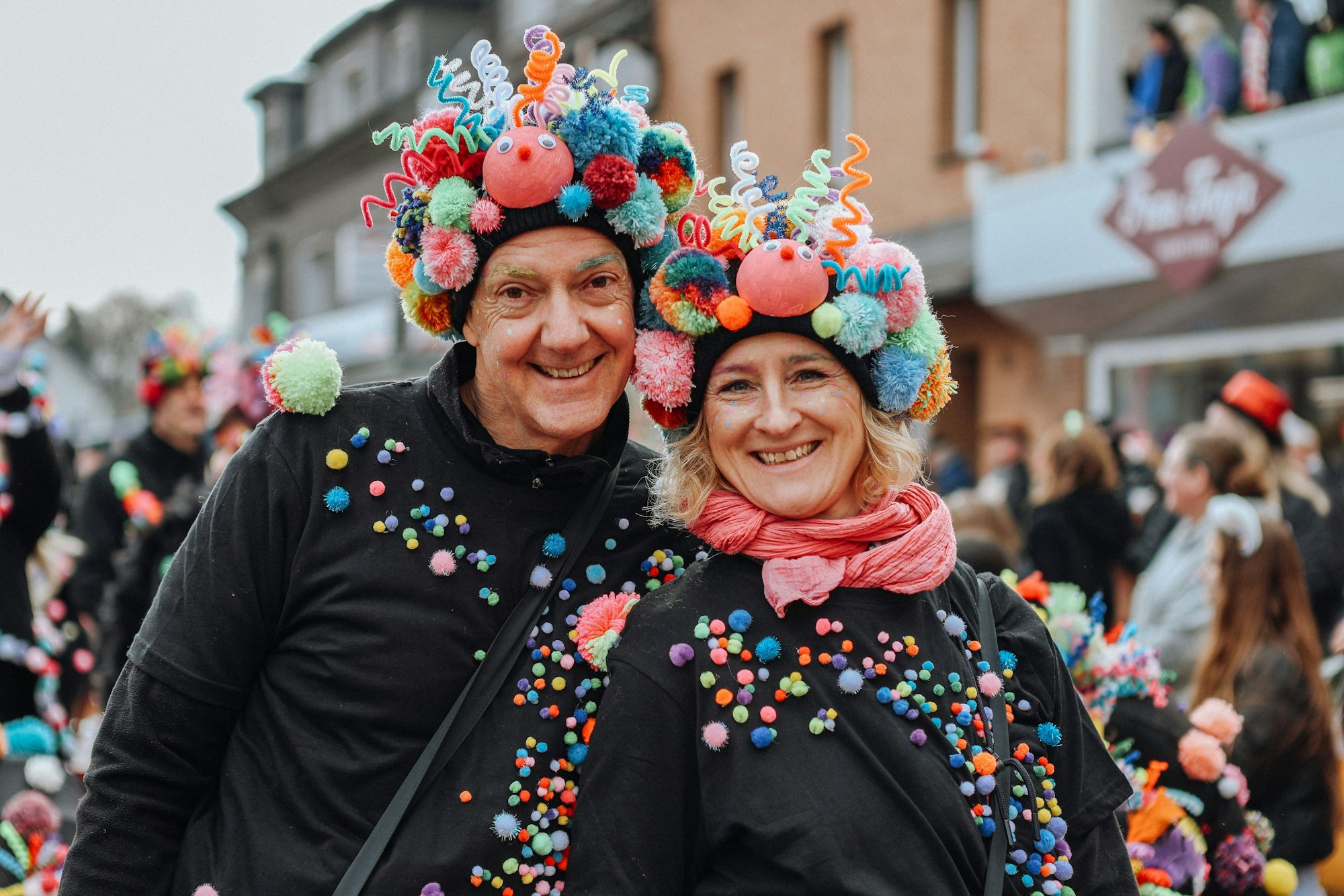 Menschen im Karnevalszug