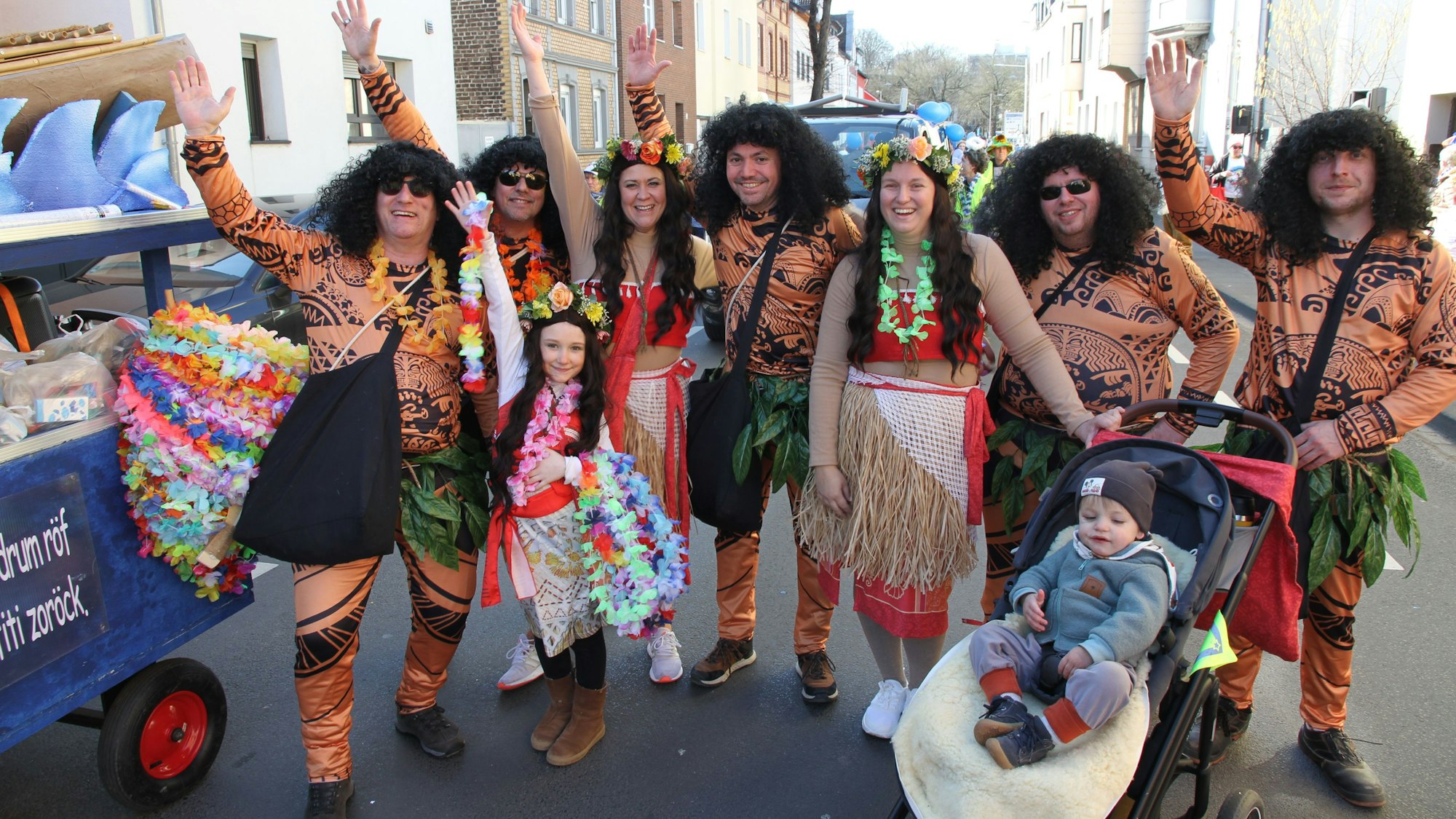 Von Hawaii nach Wolsdorf: Mit Blumenketten und guter Laune war diese Gruppe unterwegs.