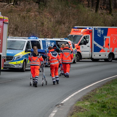 Einsatzkräfte nach einem Unfall auf einer Landstraße (Symbolfoto).