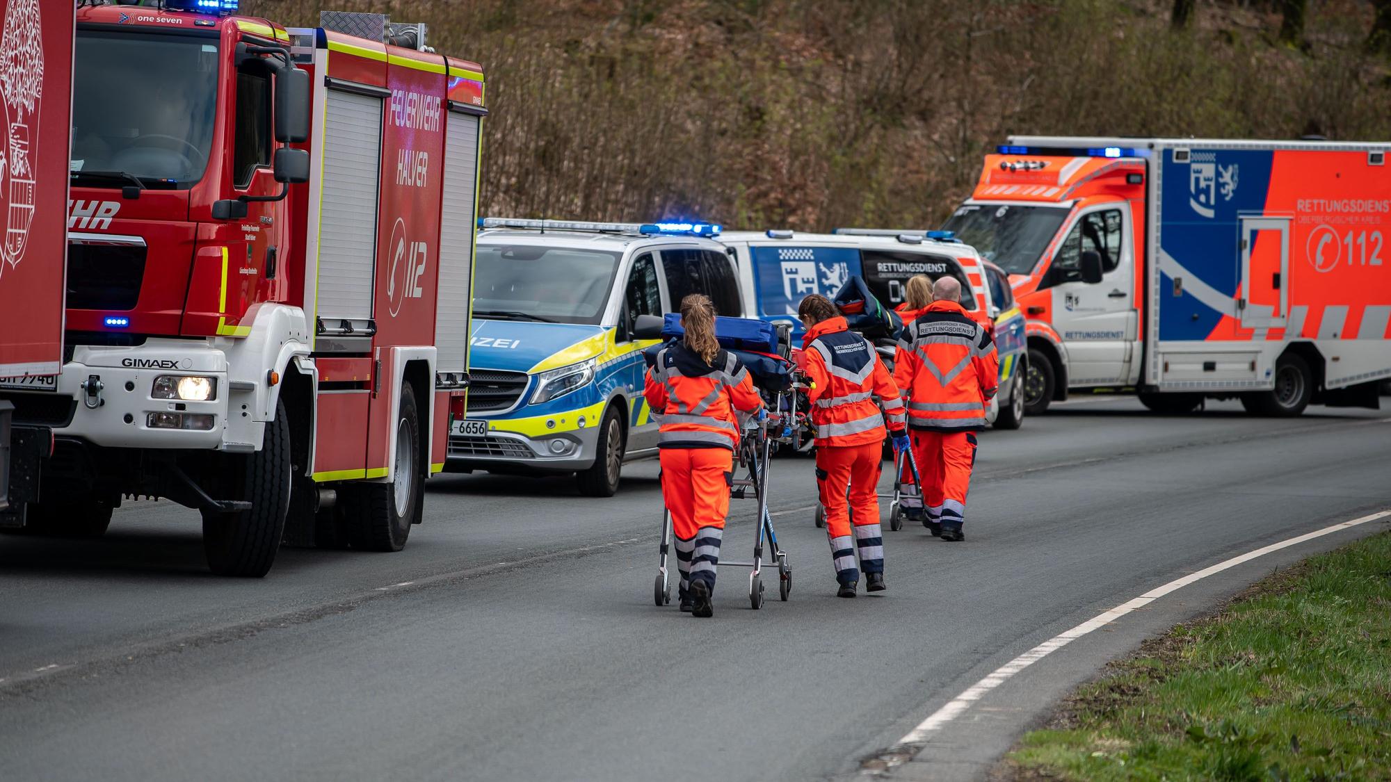 Rettungskräfte nach einem schweren Unfall im Einsatz (Symbolfoto).