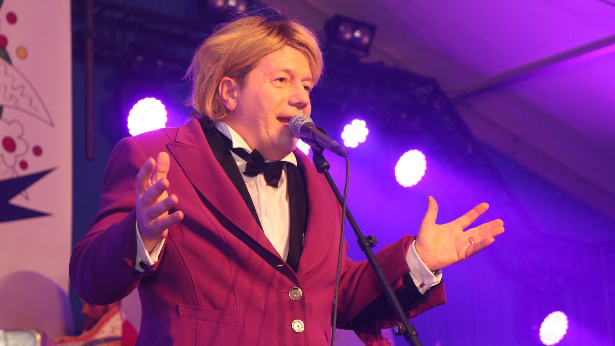 Jörg Hammerschmidt ist als Angela Merkel verkleidet.