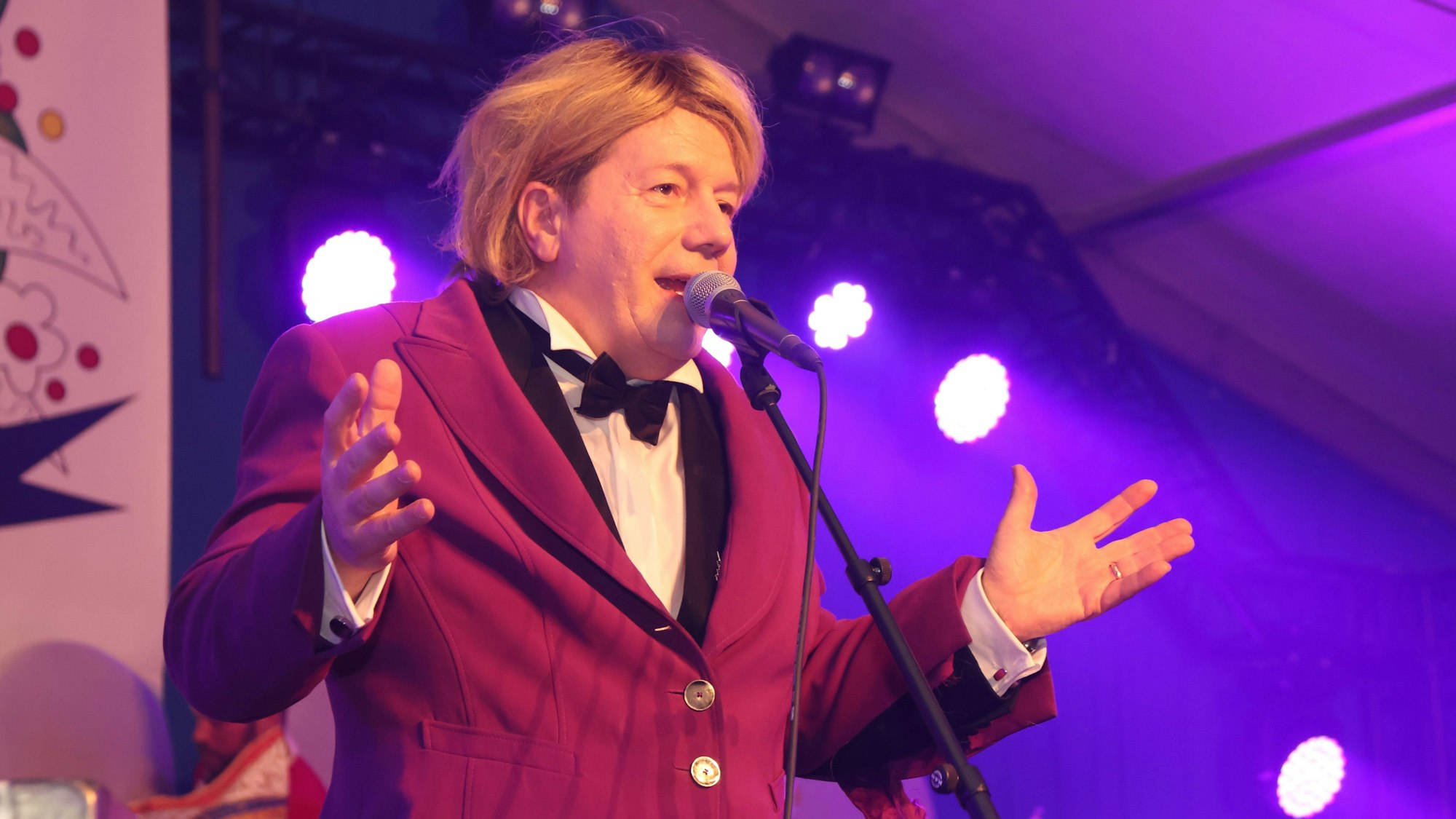 Jörg Hammerschmidt ist als Angela Merkel verkleidet.