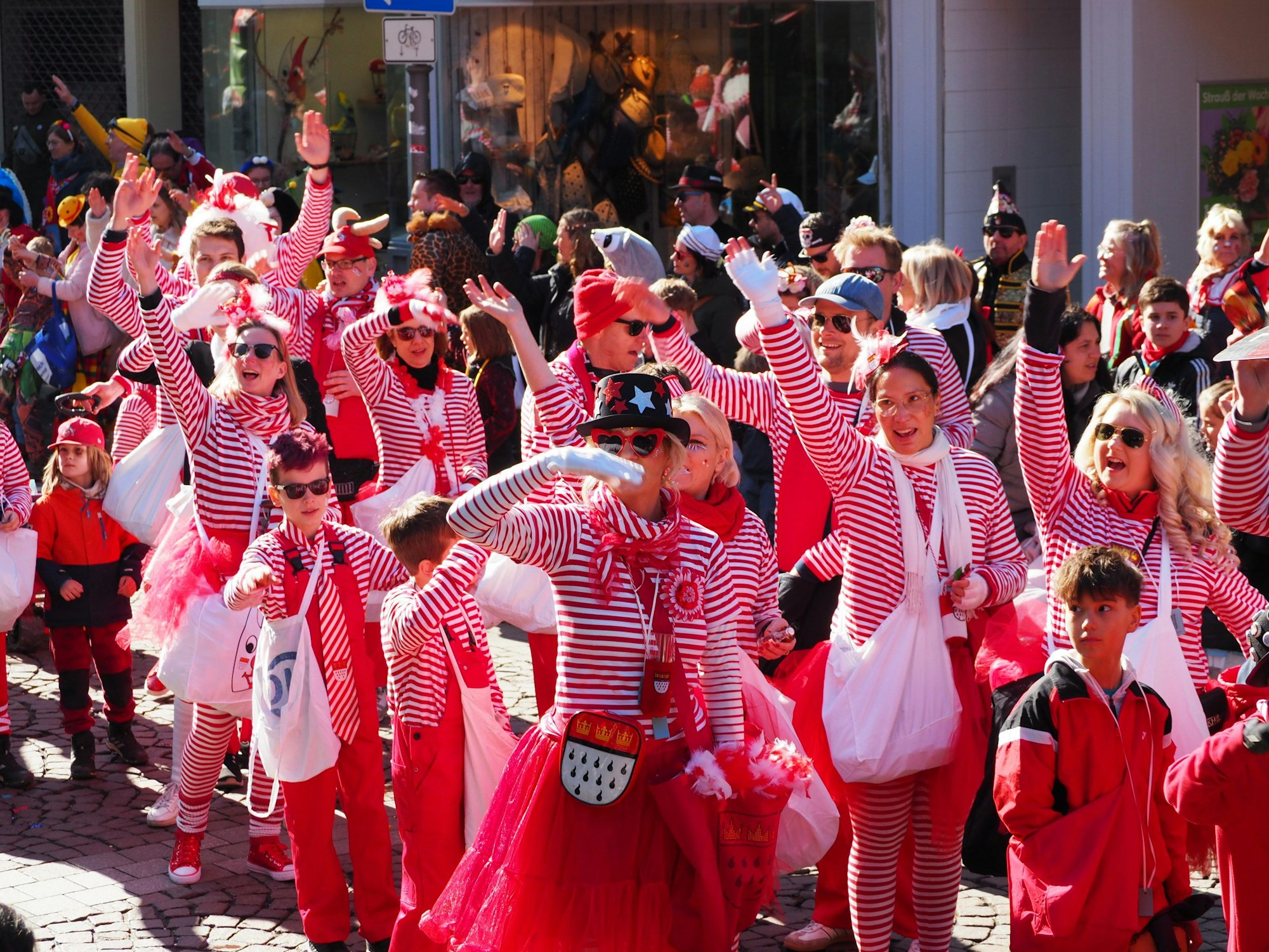 Eine große Gruppe in den Farben Rot und Weiß.