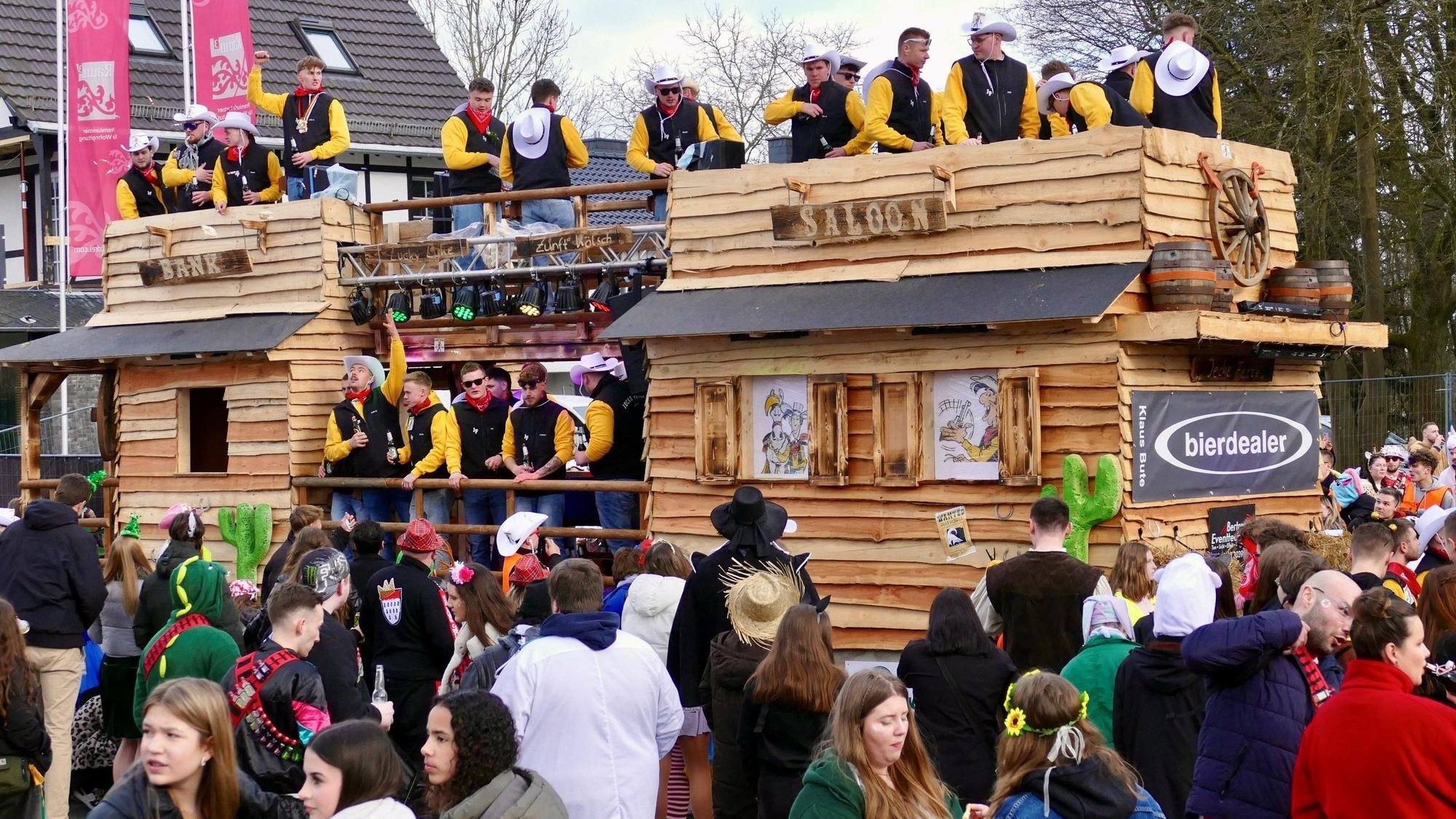 Große Wagen wie der rollende Saloon hatten die 23 Gruppen auch dabei, die am Samstag durch Seelscheid zogen.