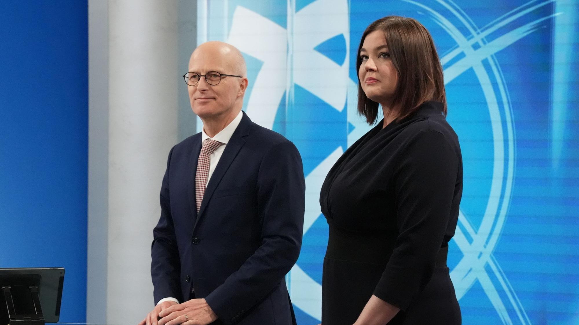 Hamburg: Peter Tschentscher (SPD), Erster Bürgermeister von Hamburg, und Katharina Fegebank (Bündnis 90/Die Grünen), Spitzenkandidatin zur Bürgerschaftswahl und Zweite Bürgermeisterin und Senatorin für Wissenschaft, Forschung und Gleichstellung, stehen nach der Wahl zur Hamburger Bürgerschaft im Congress Center Hamburg in einem Fernsehstudio.