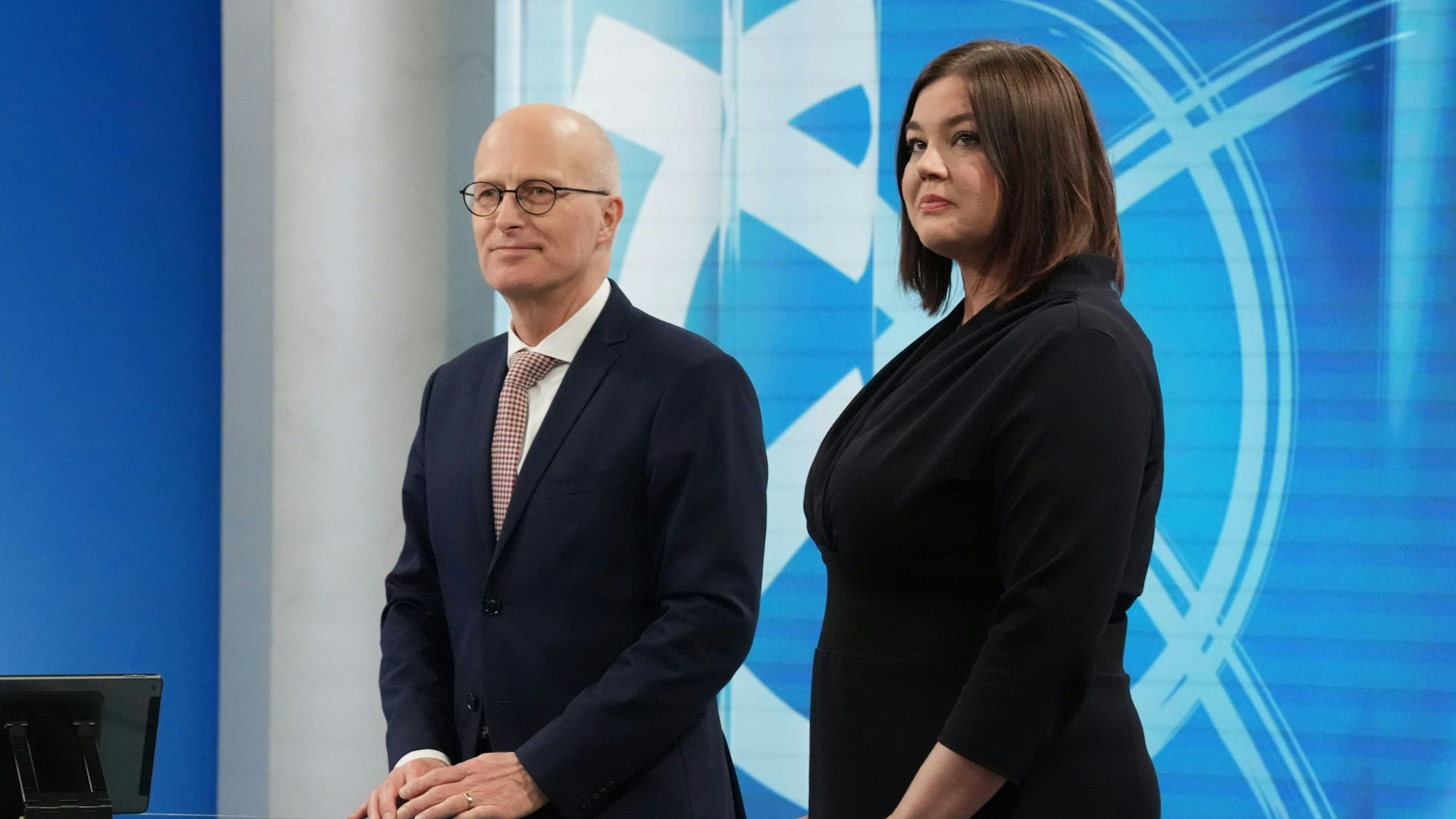 Hamburg: Peter Tschentscher (SPD), Erster Bürgermeister von Hamburg, und Katharina Fegebank (Bündnis 90/Die Grünen), Spitzenkandidatin zur Bürgerschaftswahl und Zweite Bürgermeisterin und Senatorin für Wissenschaft, Forschung und Gleichstellung, stehen nach der Wahl zur Hamburger Bürgerschaft im Congress Center Hamburg in einem Fernsehstudio.