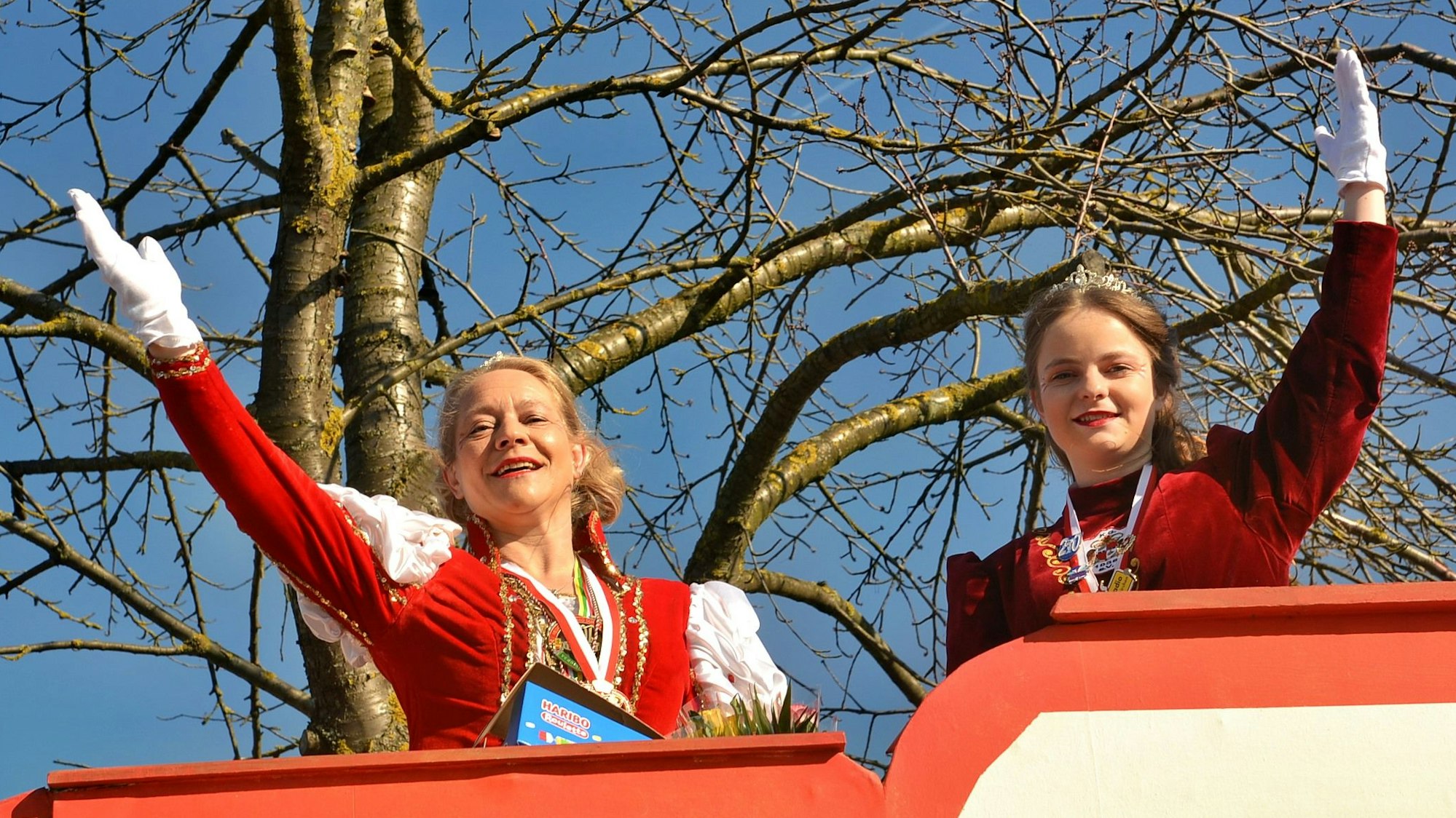 Die Prinzessinnen Antje und Celine ließen sich von ihrem närrischen Volk beim Straßenkarneval in Füssenich und Geich hochleben.