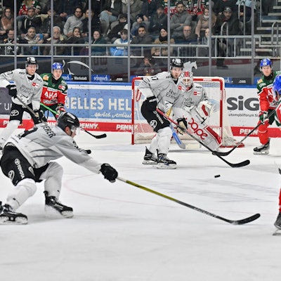 Der Schuss von Nolan ZAJAC Augsburger Panther 44 wird in letzter Sekunde von Veli-Matti VITTASMAEKI Koelner Haie 47 geblockt.