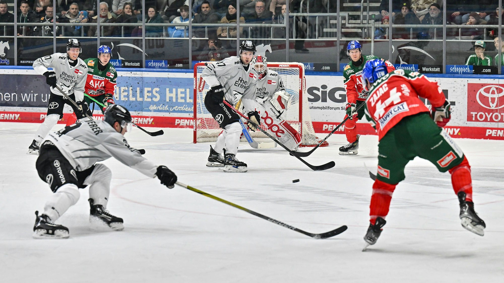 Der Schuss von Nolan ZAJAC Augsburger Panther 44 wird in letzter Sekunde von Veli-Matti VITTASMAEKI Koelner Haie 47 geblockt.