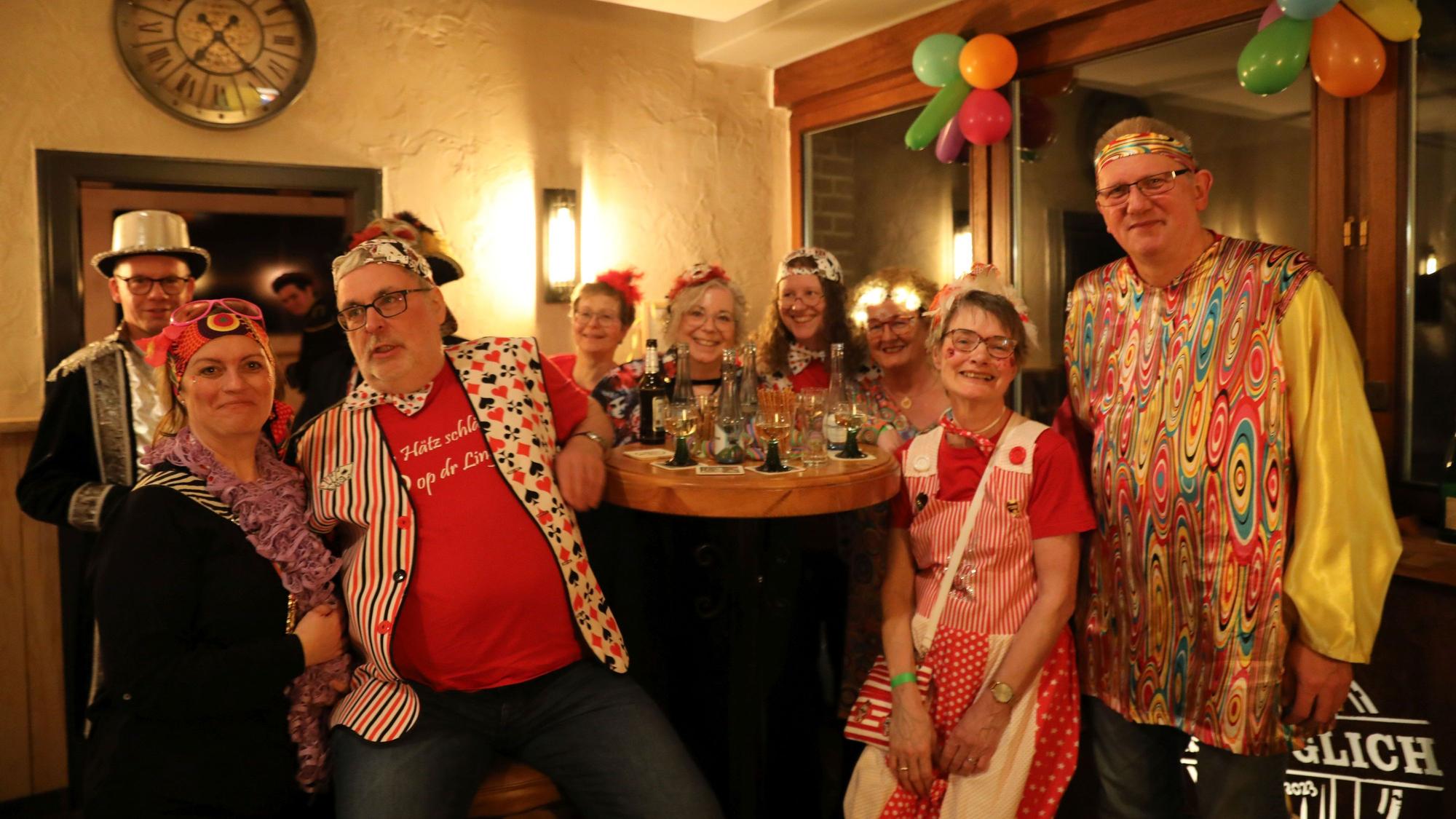 Mitglieder der Fußgruppe „Die Linder“ bei der Karnevalsparty in Lindlar-Linde.