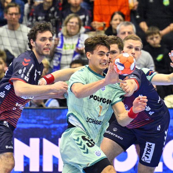 Handballer Julian Köster in einer Spielsituation gegen Flensburg.