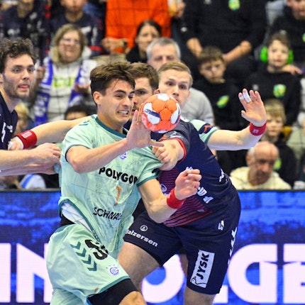 Handballer Julian Köster in einer Spielsituation gegen Flensburg.