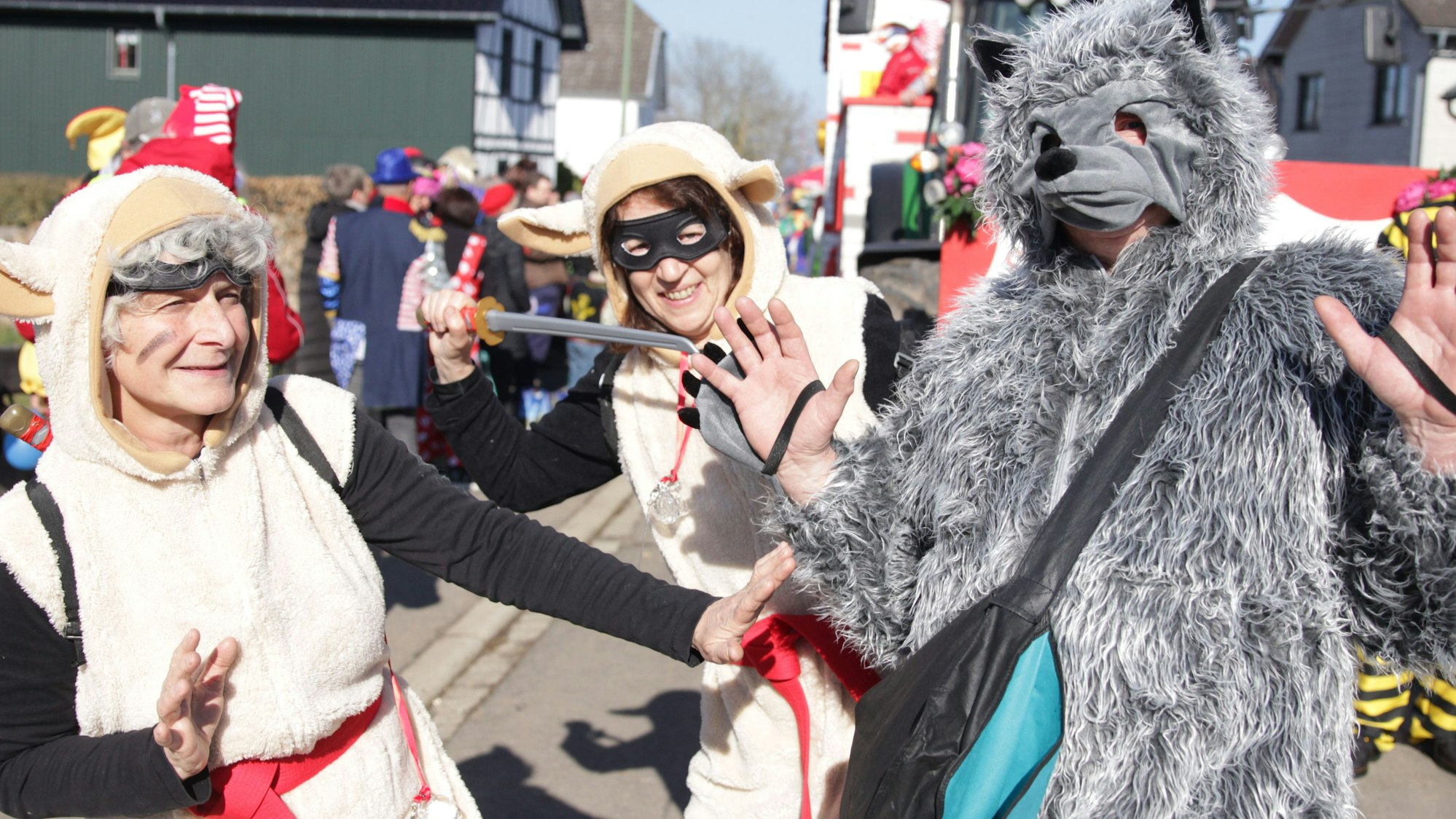 Der Wolf ist wieder da: Die Freundesgruppe um Kurt May feiert das auf ihre eigene Art.