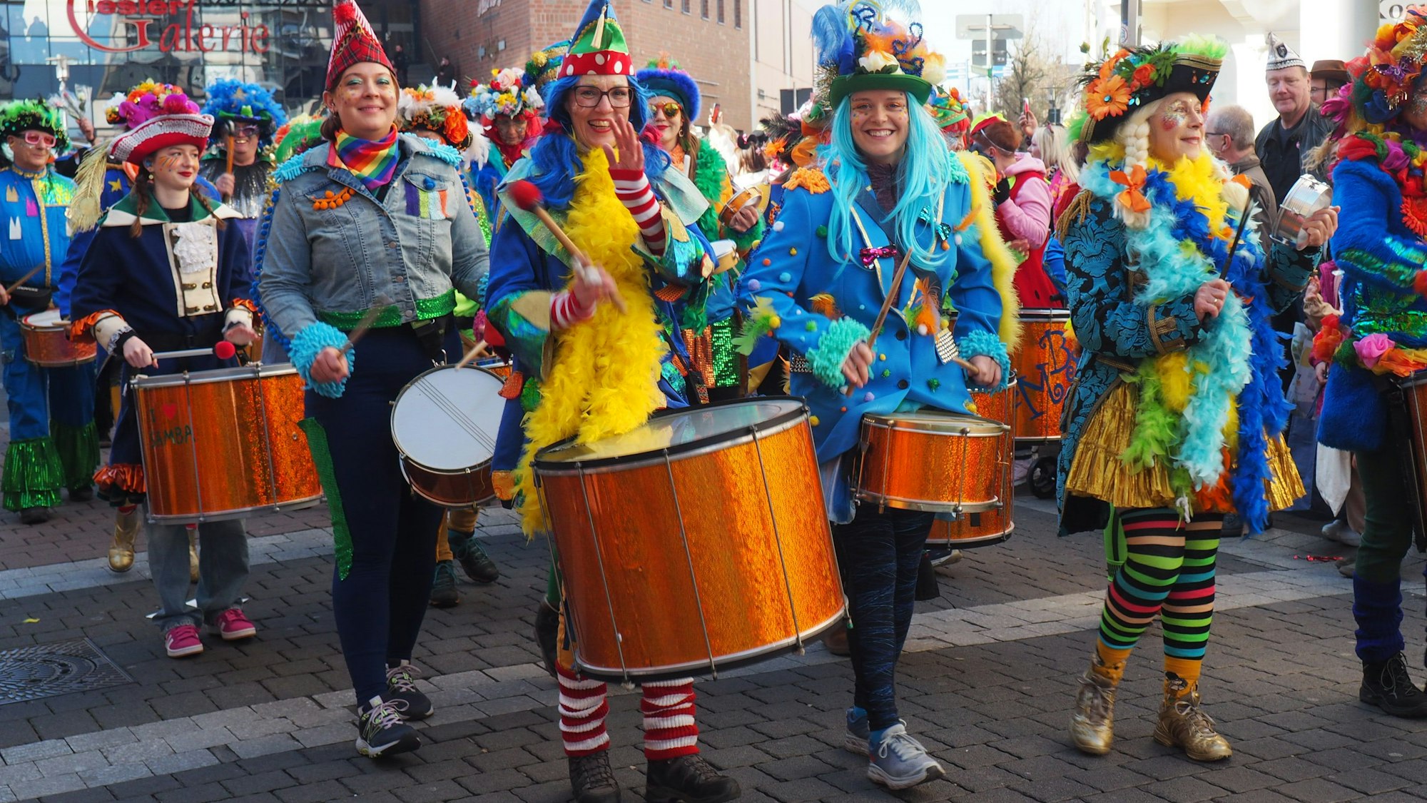 Frauen mit Trommeln in bunten Kostümen.