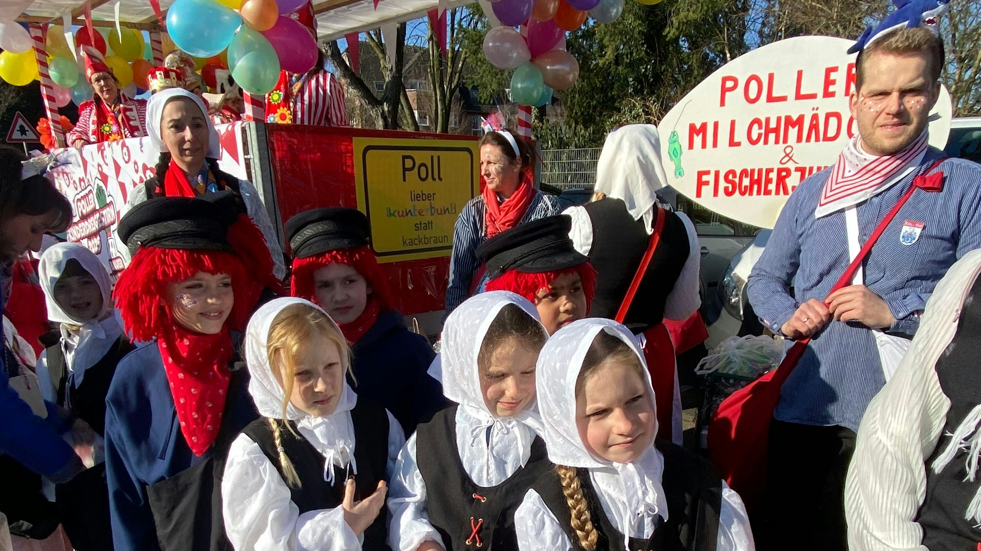 Die Poller Milchmädchen sind mit ihrem Wagen im Veedelszug unterwegs.