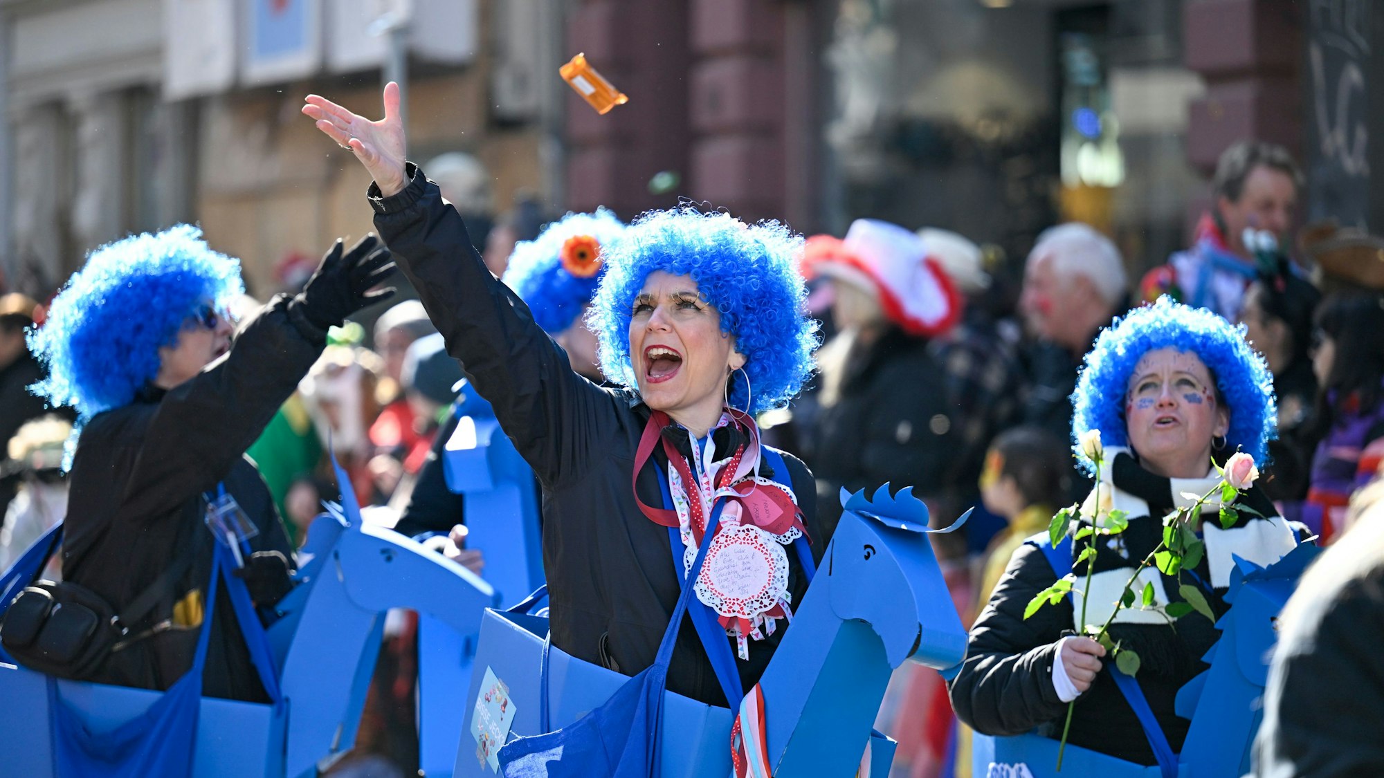 02.03.2025, Köln: Die Schull- un Veedelszöch ziehen durch die Severinstraße. Foto: Uwe Weiser