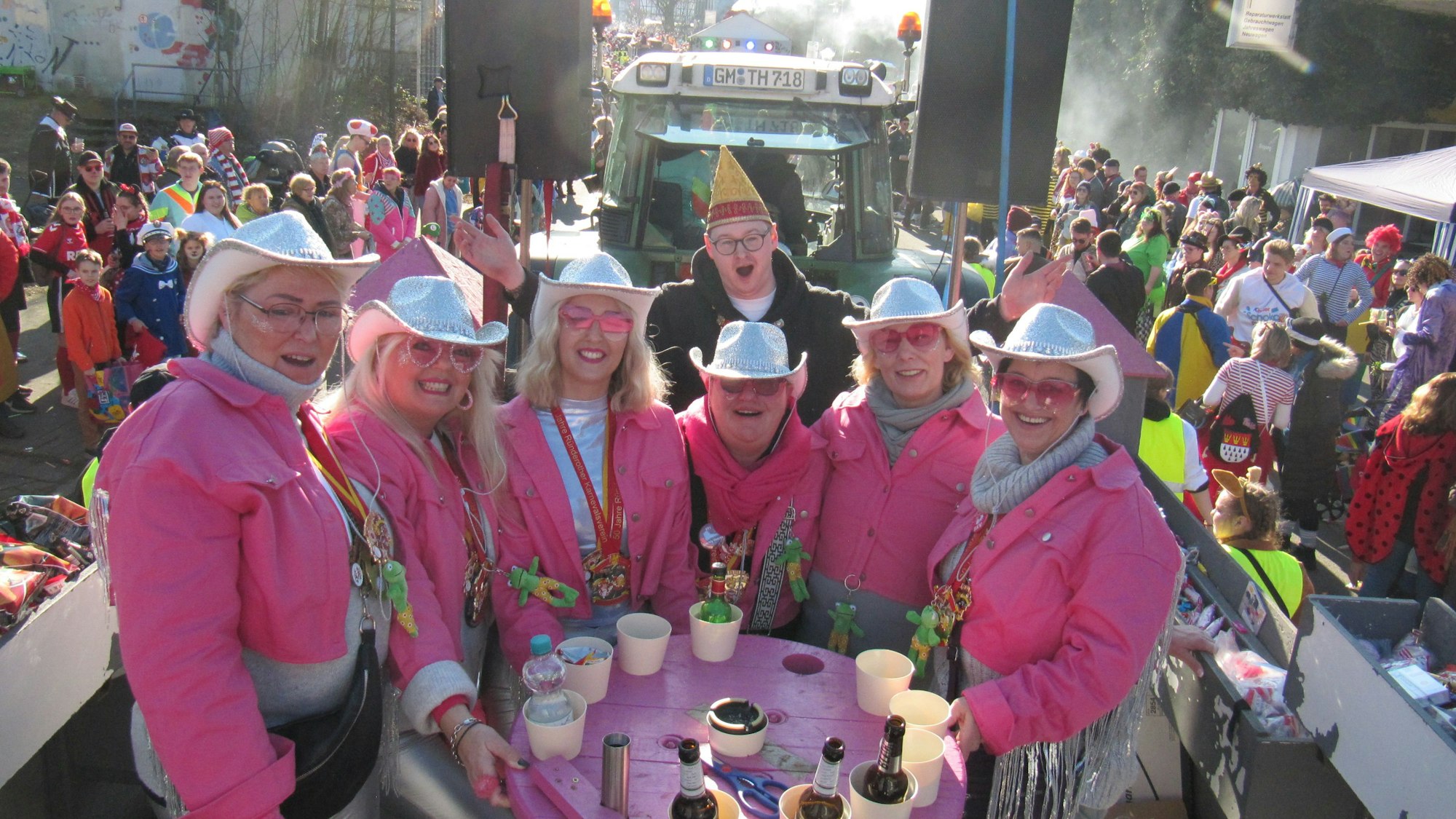 Eine kostümierte Gruppe bei einem Karnevalszug.