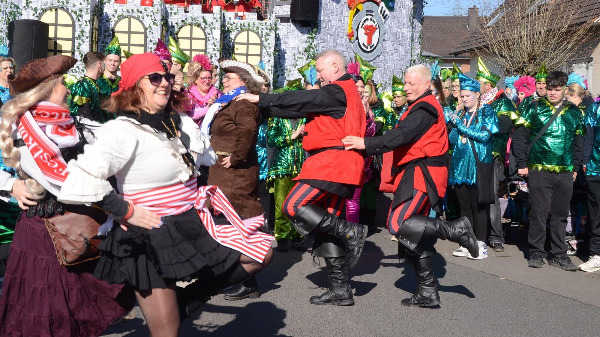 Farbenfroh und fröhlich wie immer: Der Zug in Rheidt am Karnevalssonntag
Die Freizeitkicer Abtsberg können auch tanzen.