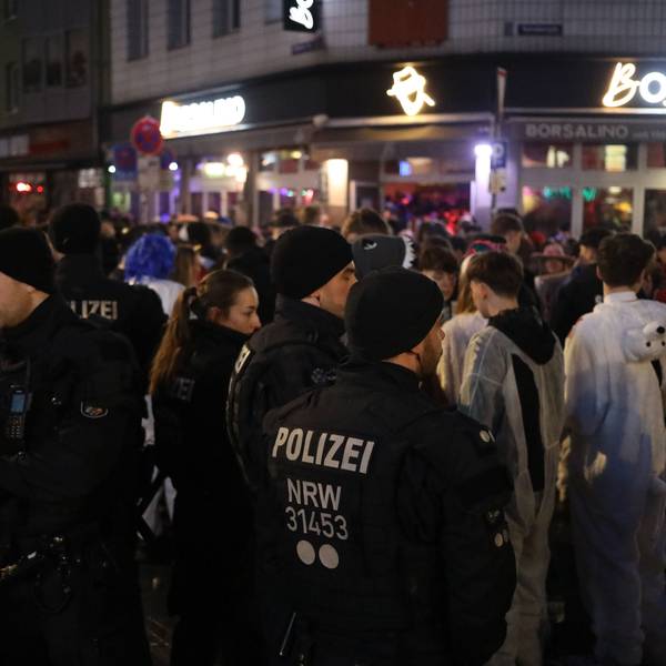 Die Polizei an Weiberfastnacht 2025 an der Zülpicher Straße.
