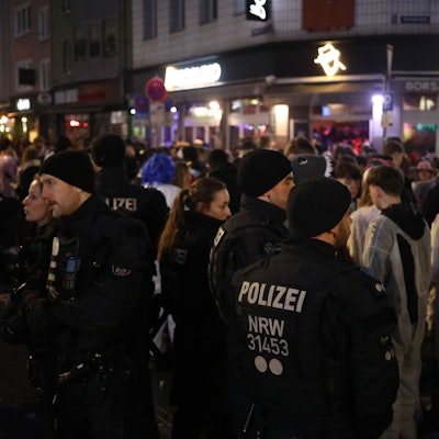 Die Polizei an Weiberfastnacht 2025 an der Zülpicher Straße.