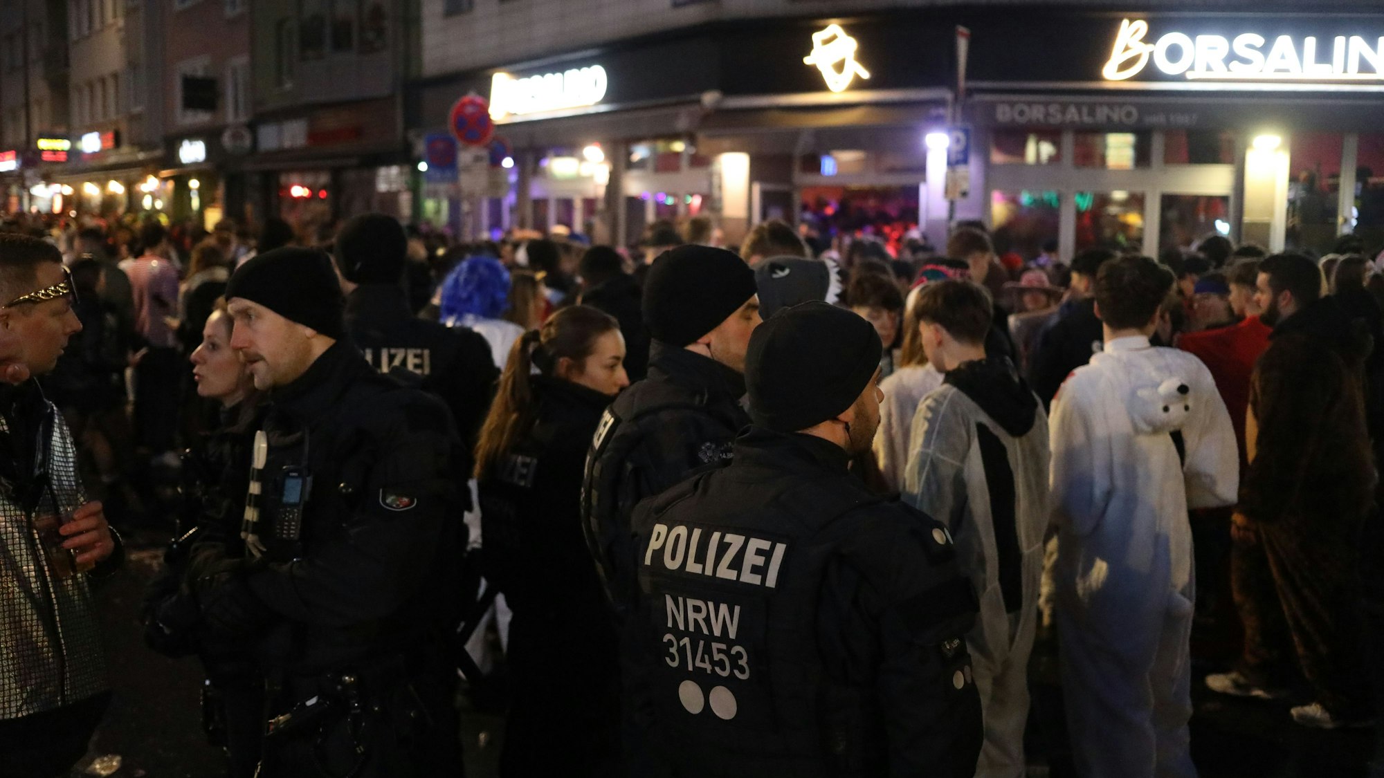 Die Polizei an Weiberfastnacht 2025 an der Zülpicher Straße.