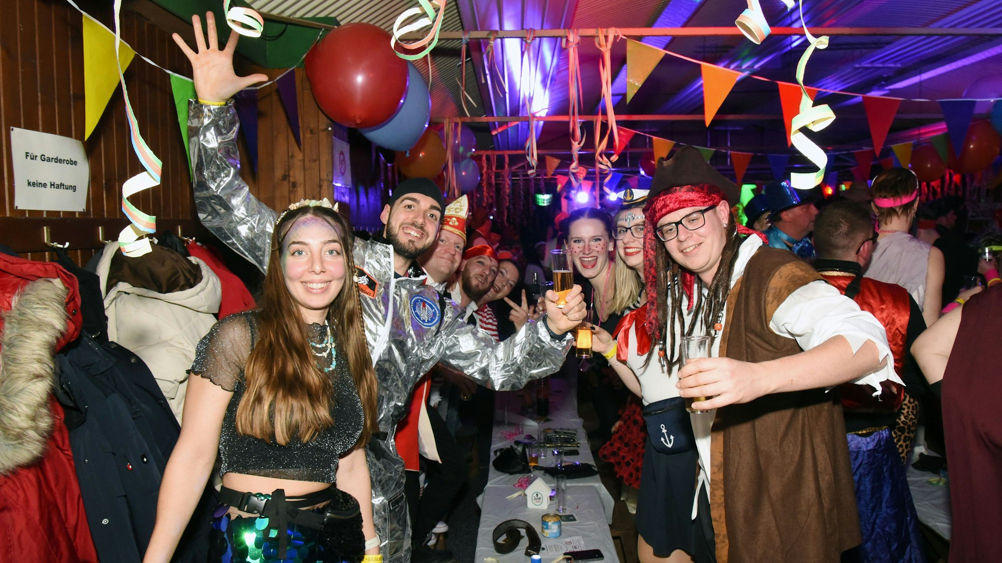 Eine Gruppe feiert bei der Karnevalsparty der Dorf- und Sportgemeinschaft Erbland in Gummersbach.
