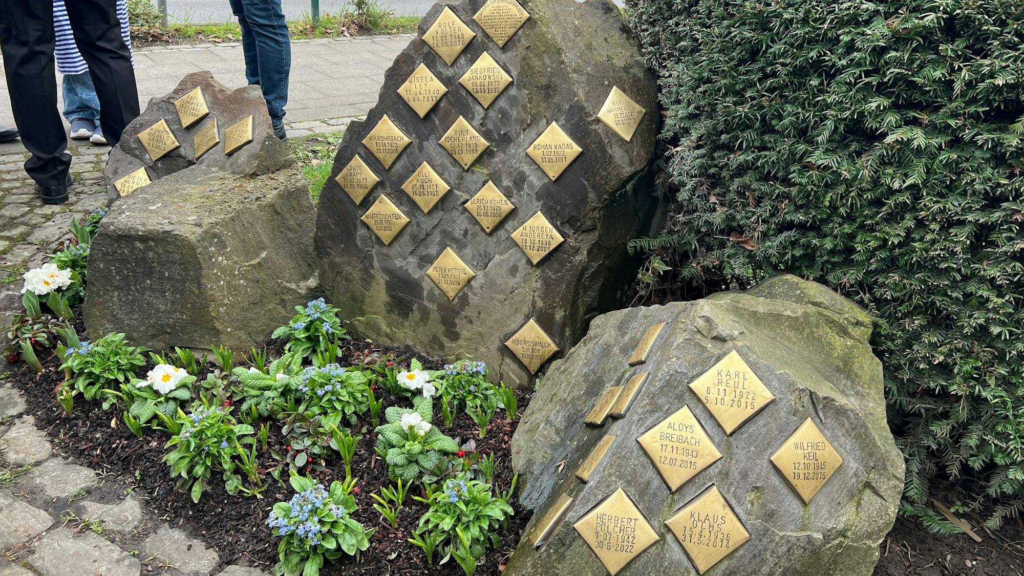 Steine mit Plaketten