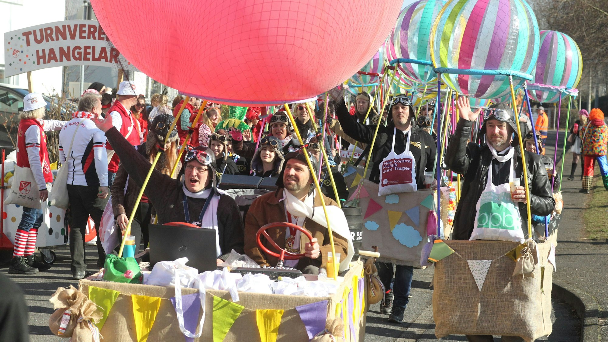 Der Zug in Hangelar mit 17 Gruppen und 815 Teilnehmern, davon 201 Kinder.
Die Ewige Jugend der katholischen Kirche hatte sich als Ballonfahrer verkleidet