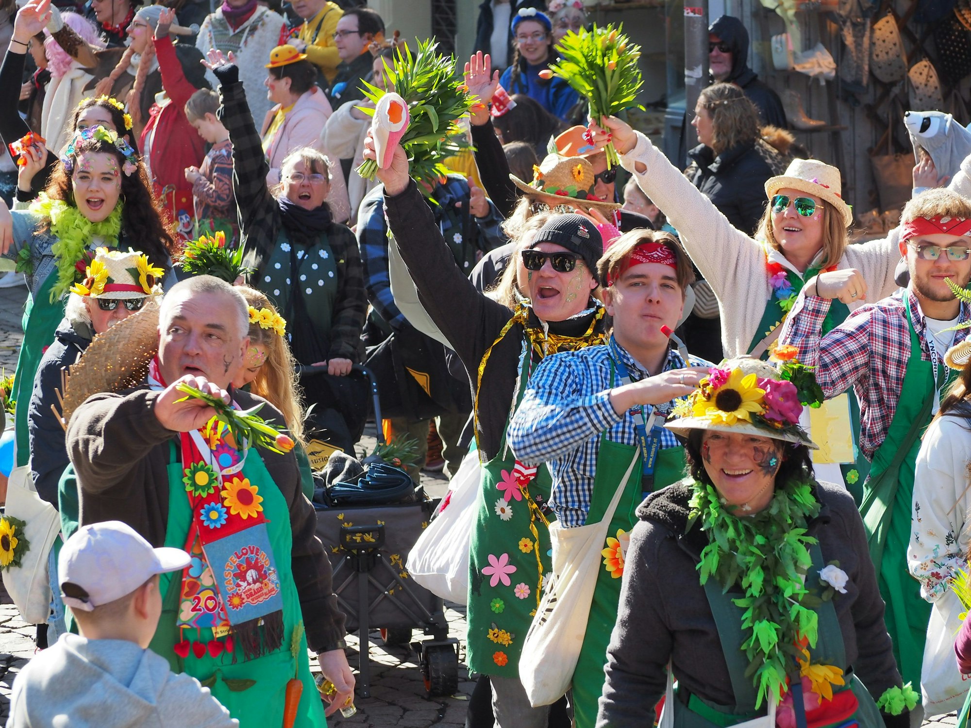 Jecke in Gärtner-Kostümen.