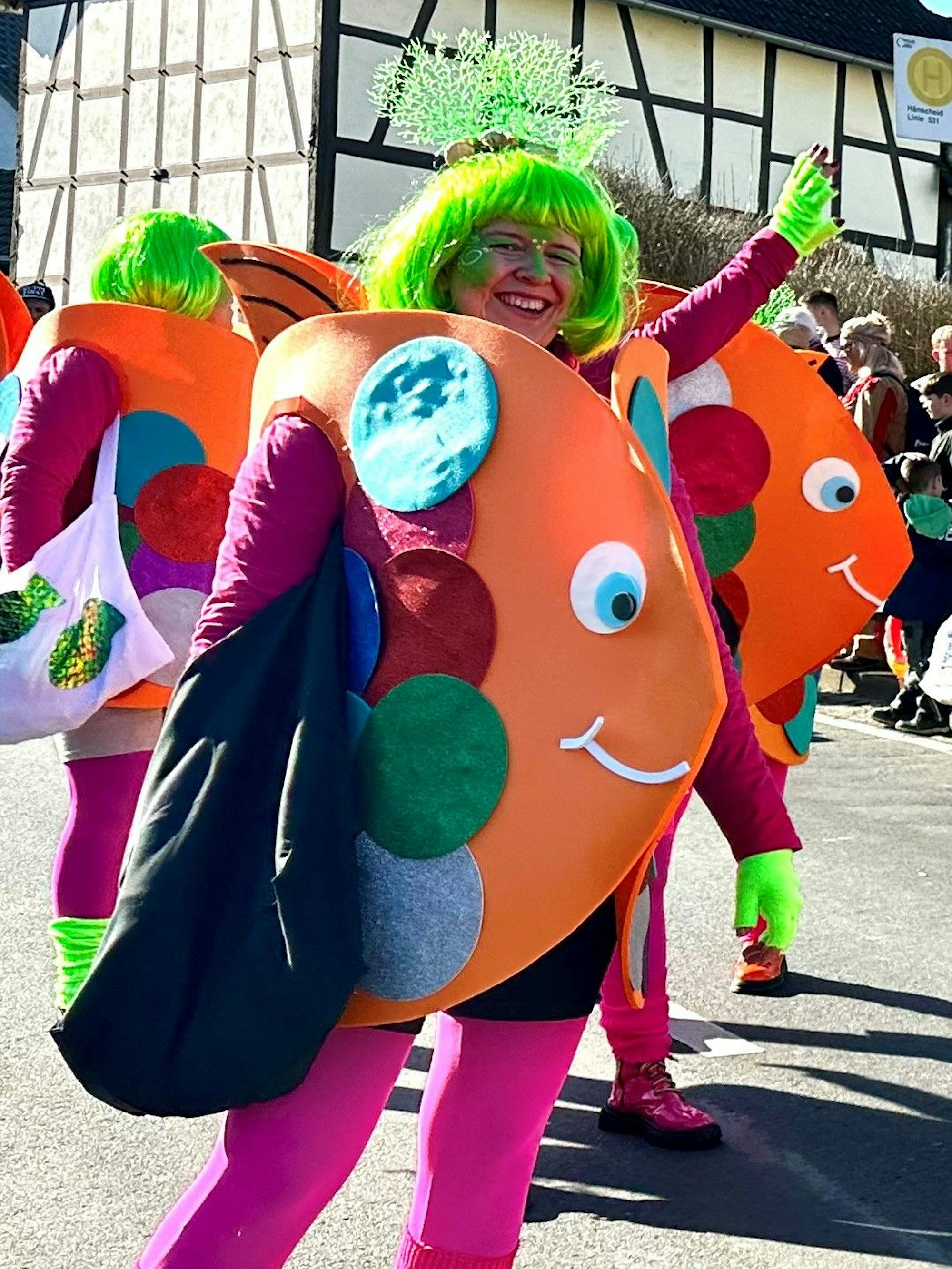 Eine Frau in einem kunterbunten Fisch-Kostüm.
