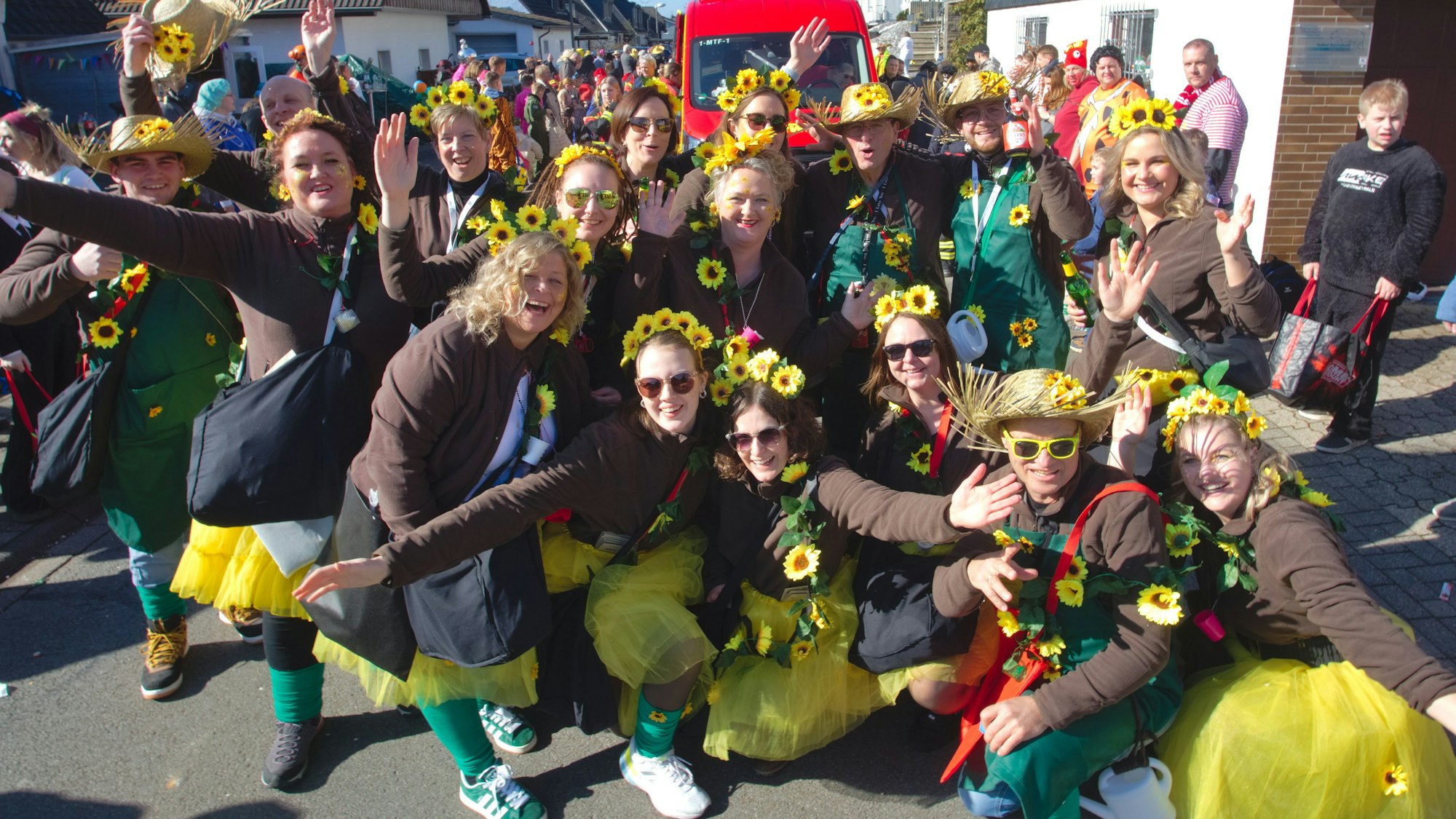 Eine als Sonnenblumen verkleidete Gruppe bei einem Karnevalszug.
