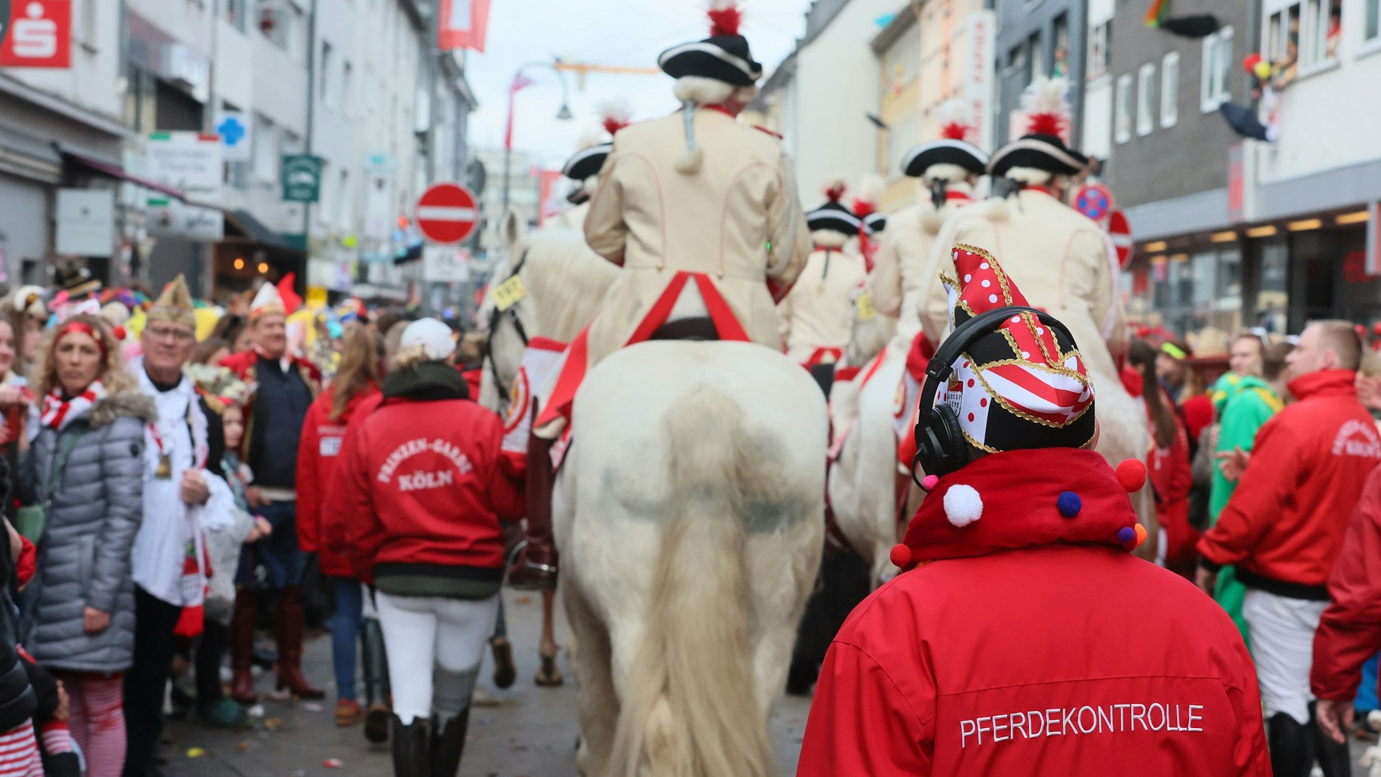 Rosenmontagszug, Reiter der Prinzengarde auf der Severinstraße, Pferdekontrolle, 12.02.2024, Bild: Herbert Bucco