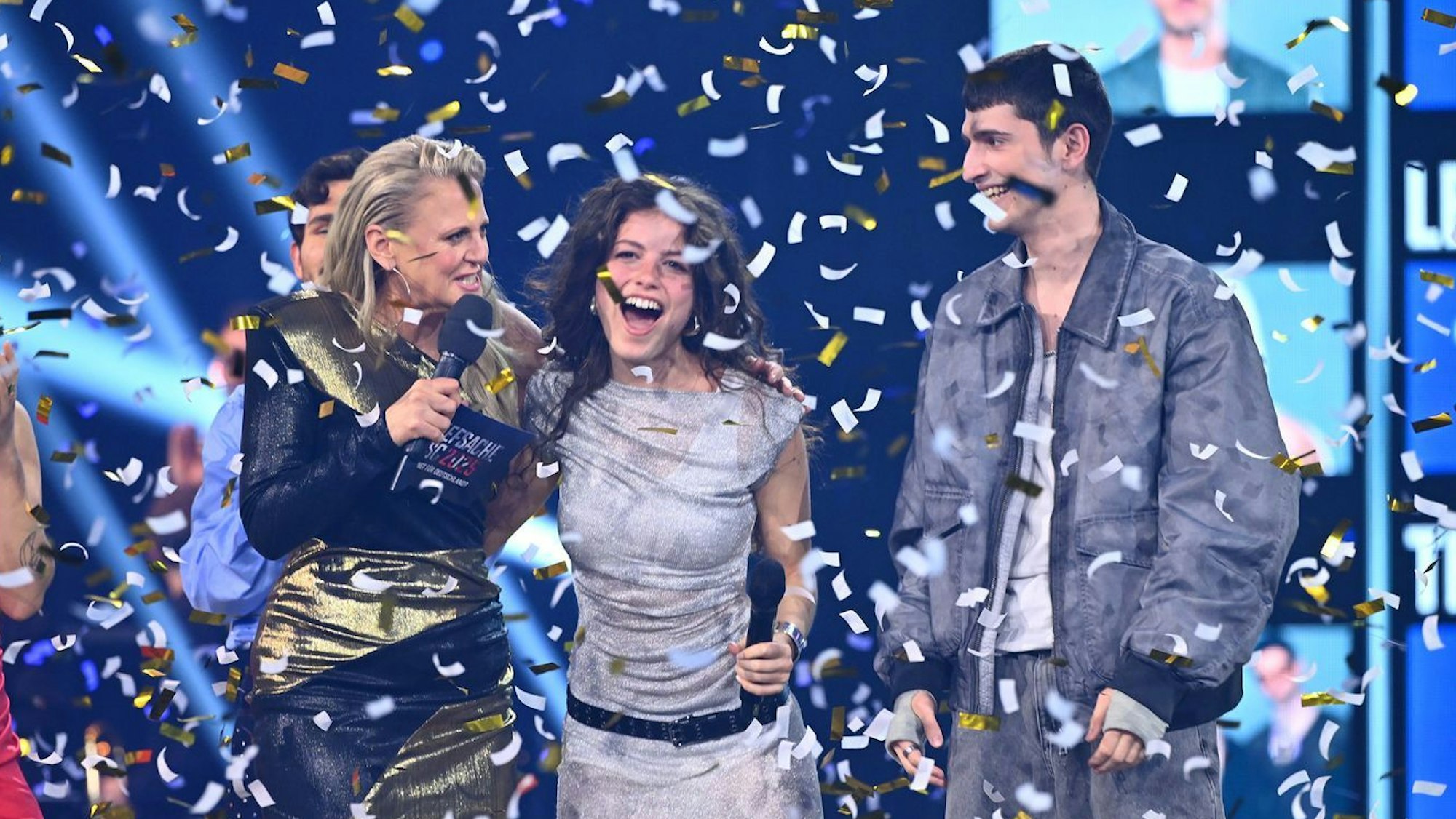 Die Geschwister Abor (rechts) & Tynna (Zweite von rechts, mit Moderatorin Barbara Schöneberger) alias Attila und Tünde Bornemisza auf der Bühne.